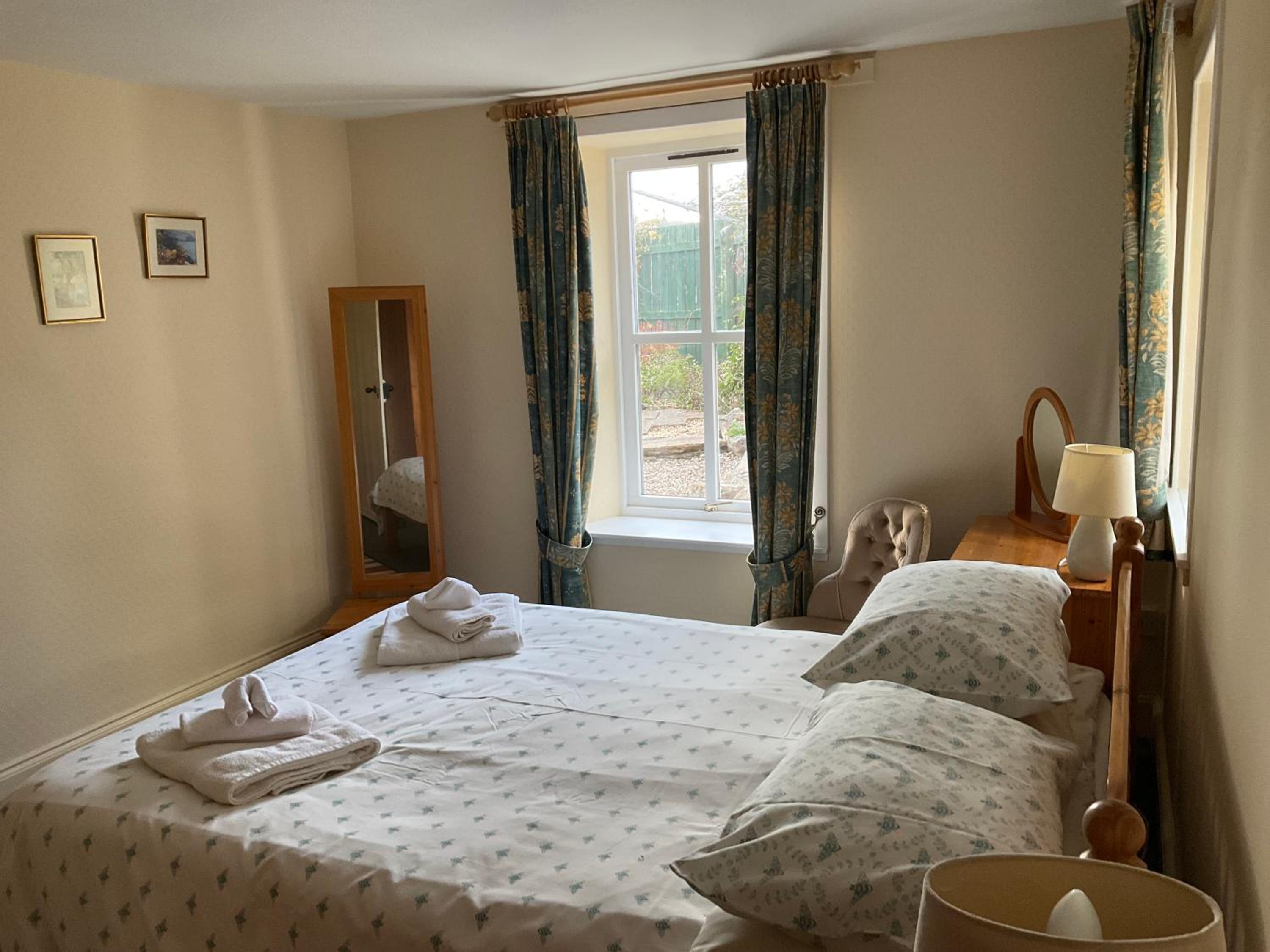 Three-Bedroom Old Cottage Free Parking