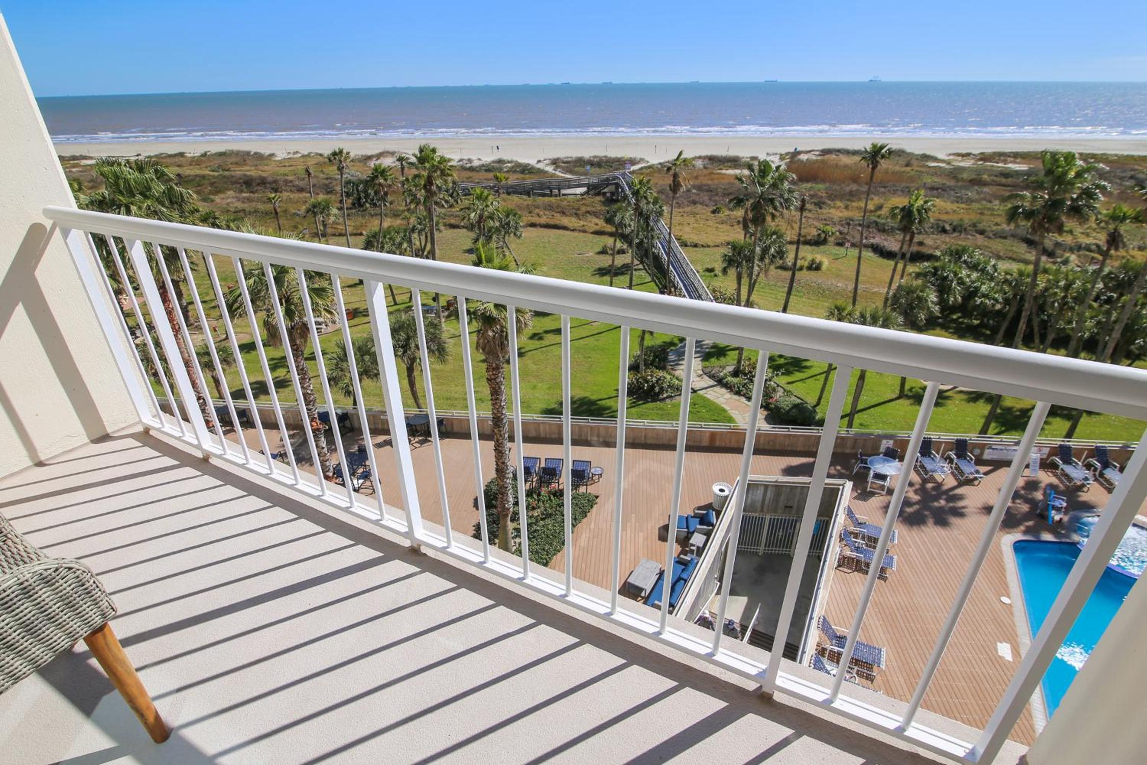 Galvestonian 409-Pelican Pathway view 3