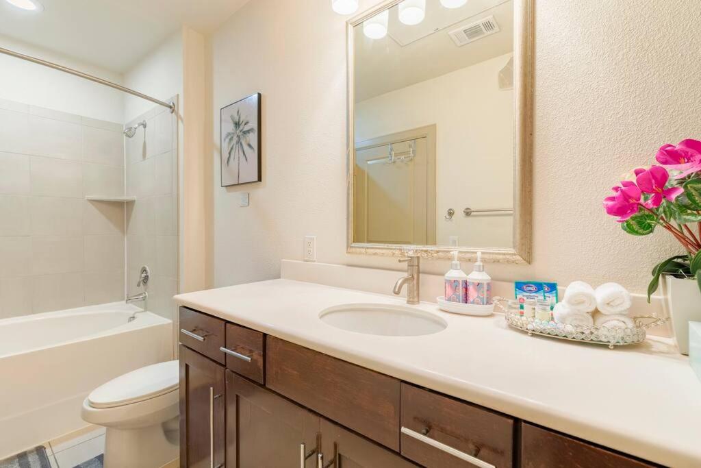 Home felt apartment- Med Center/NRG view 4