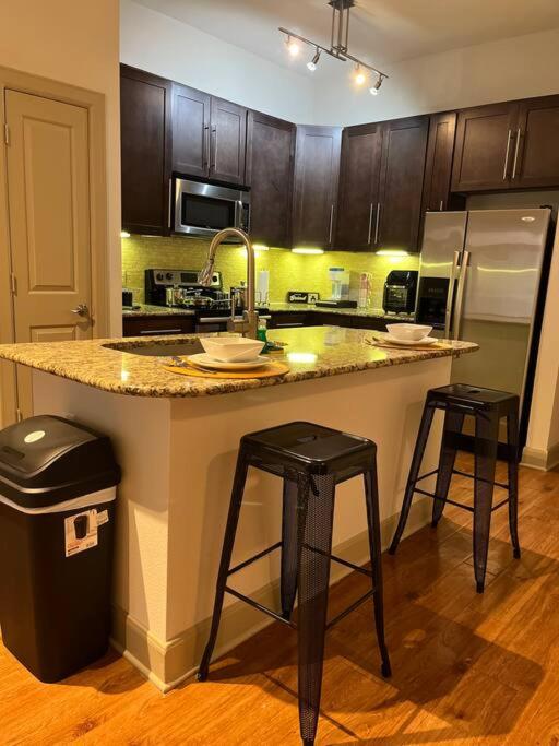 Home felt apartment- Med Center/NRG view 5