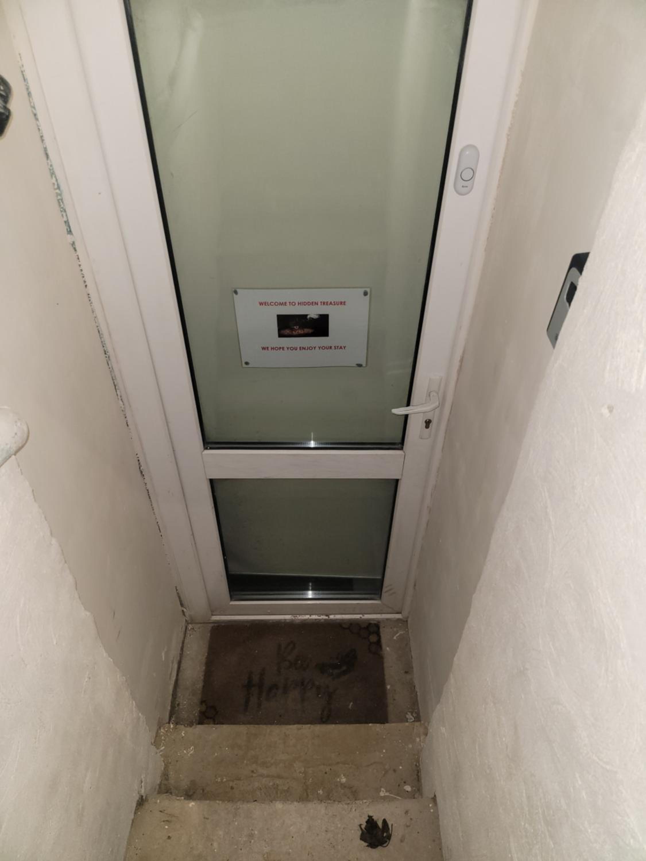 Hidden Treasure-Netflix and Wi-Fi-Basement flat, photo 13