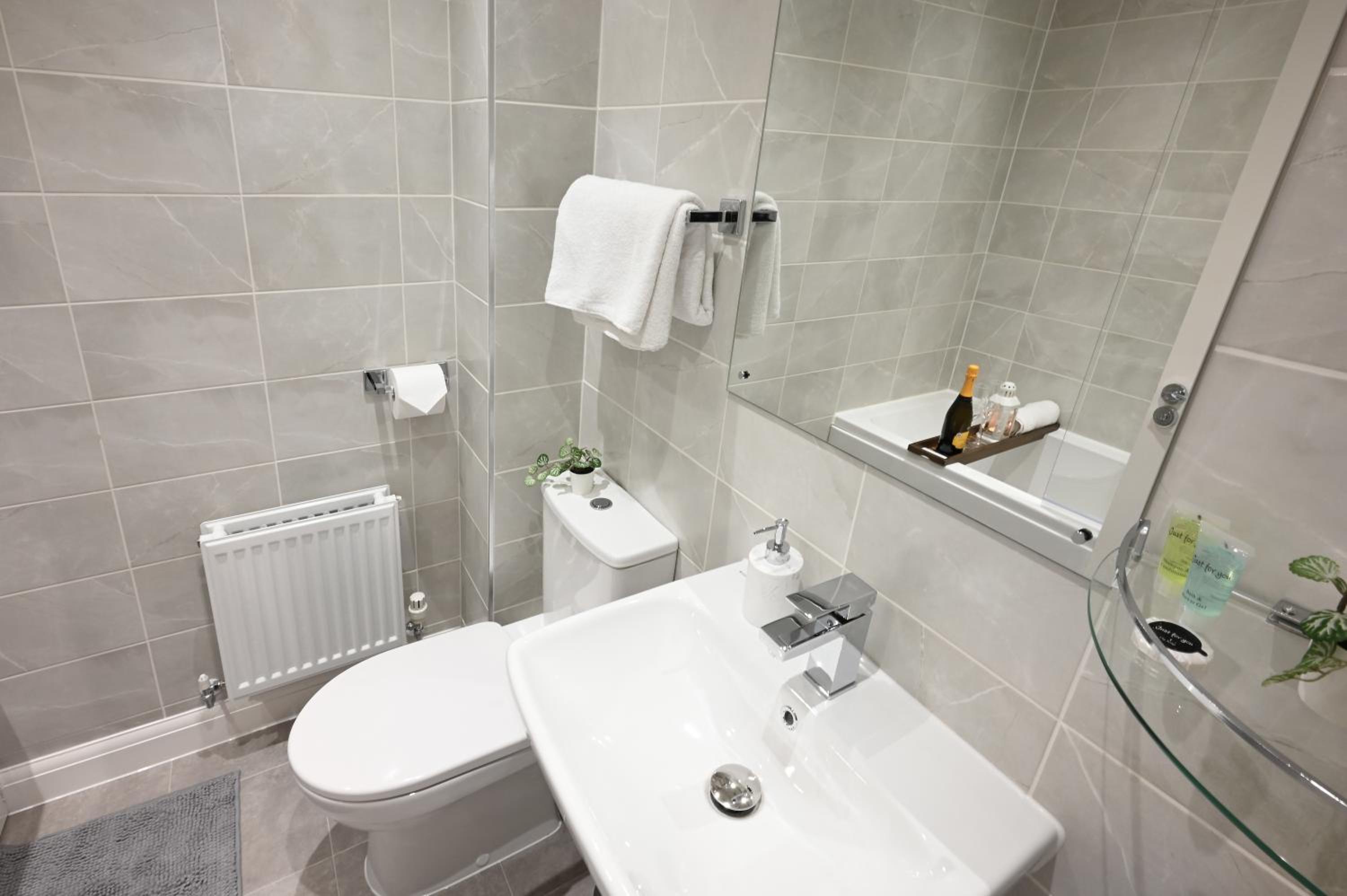 Luxury 4 Bed House with Gated Parking in the Heart of Birmingham! view 3