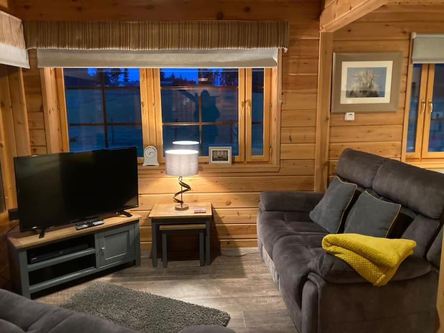 Red Squirrel log cabin with hot tub view 2