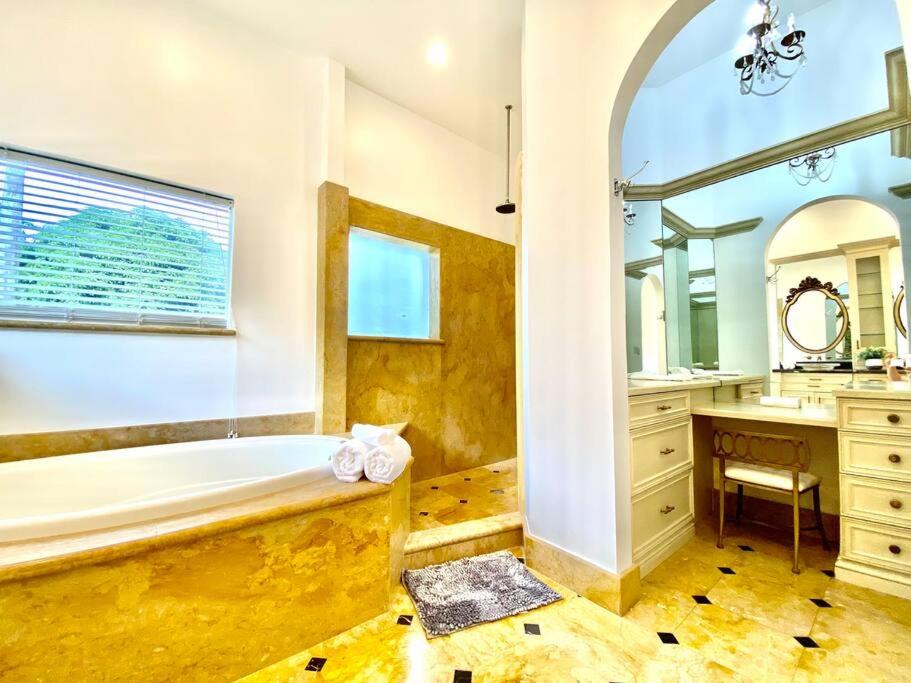 Lakeview Vacation Villa, 5 bedrooms, Swimming Pool view 5