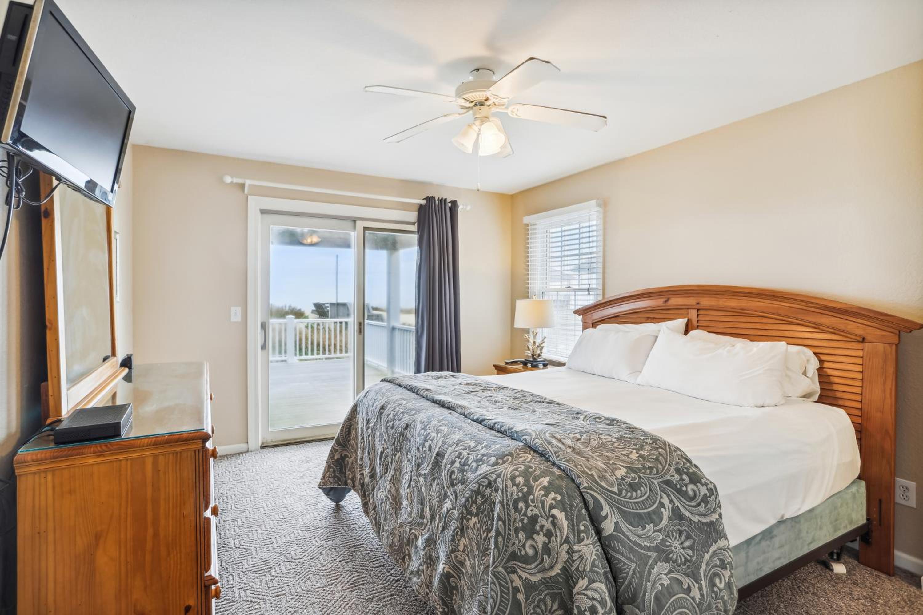 Hidden Treasure - Nags Head MP 16, Oceanfront, Private Beach Access, Pool, Hot Tub, Pool Table, Pets OK