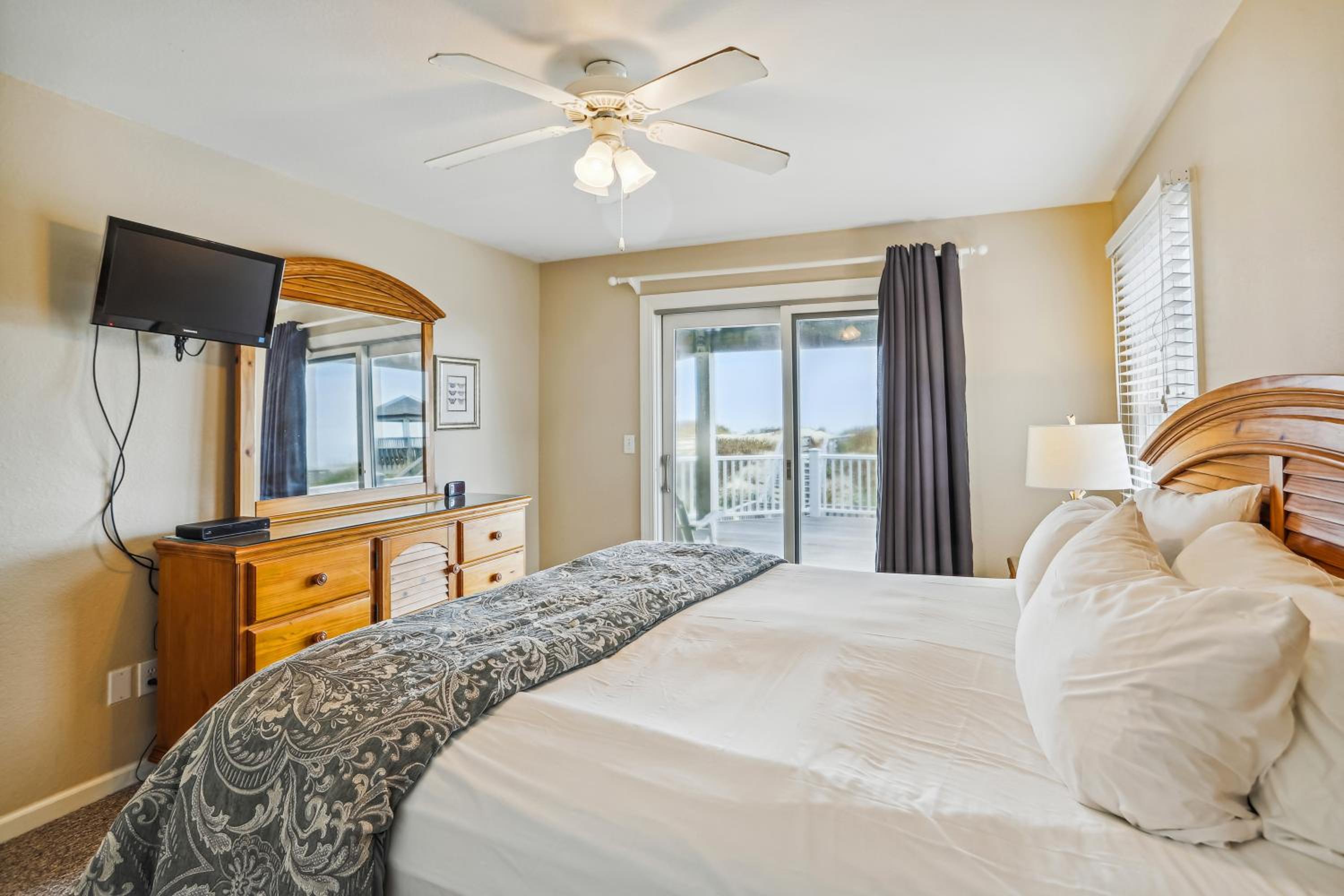 Hidden Treasure - Nags Head MP 16, Oceanfront, Private Beach Access, Pool, Hot Tub, Pool Table, Pets OK