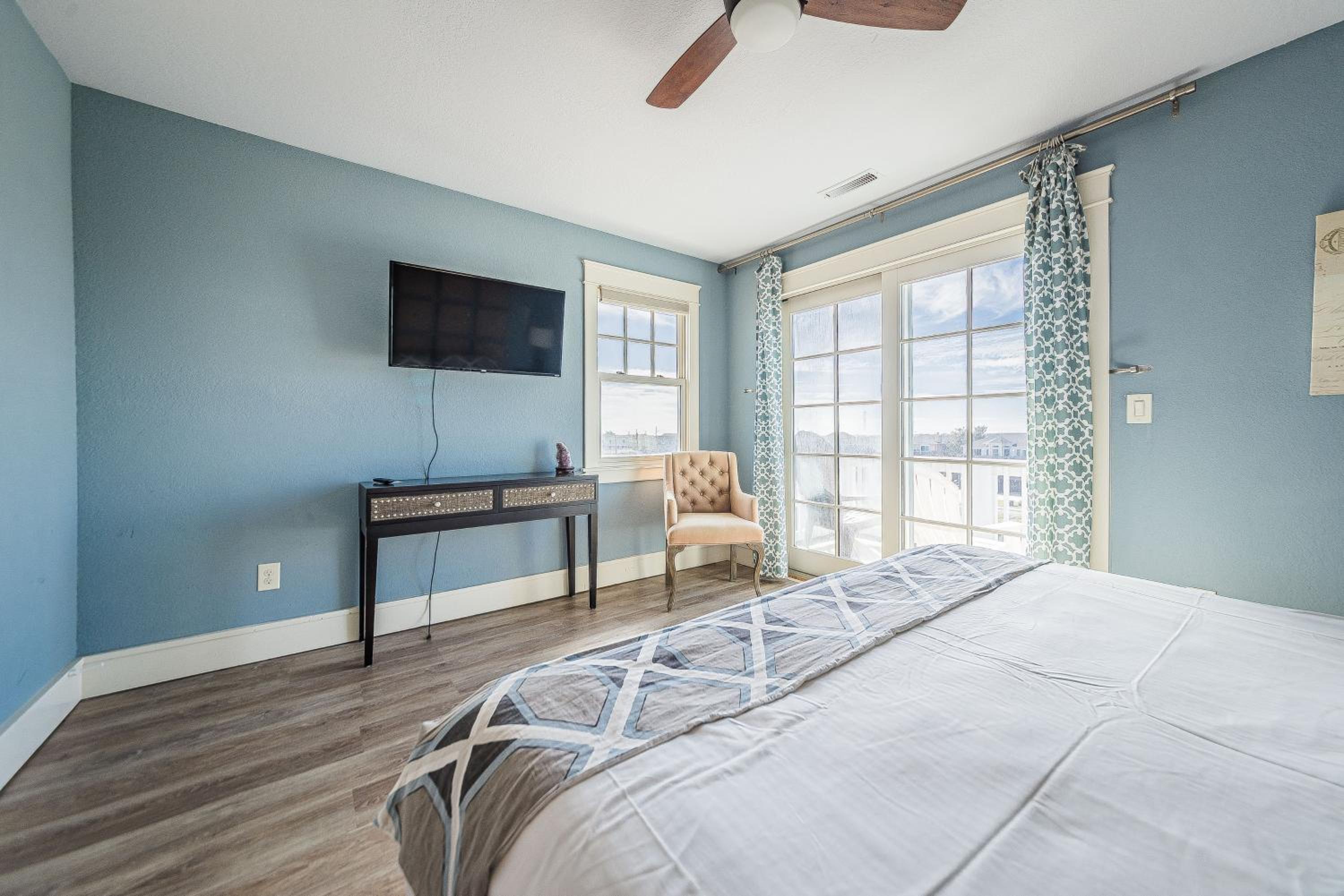 Outside-In - S Nags Head MP 18.5, Luxury Oceanfront, Elevator, Pool, Cabana, Home Theatre, Pets OK