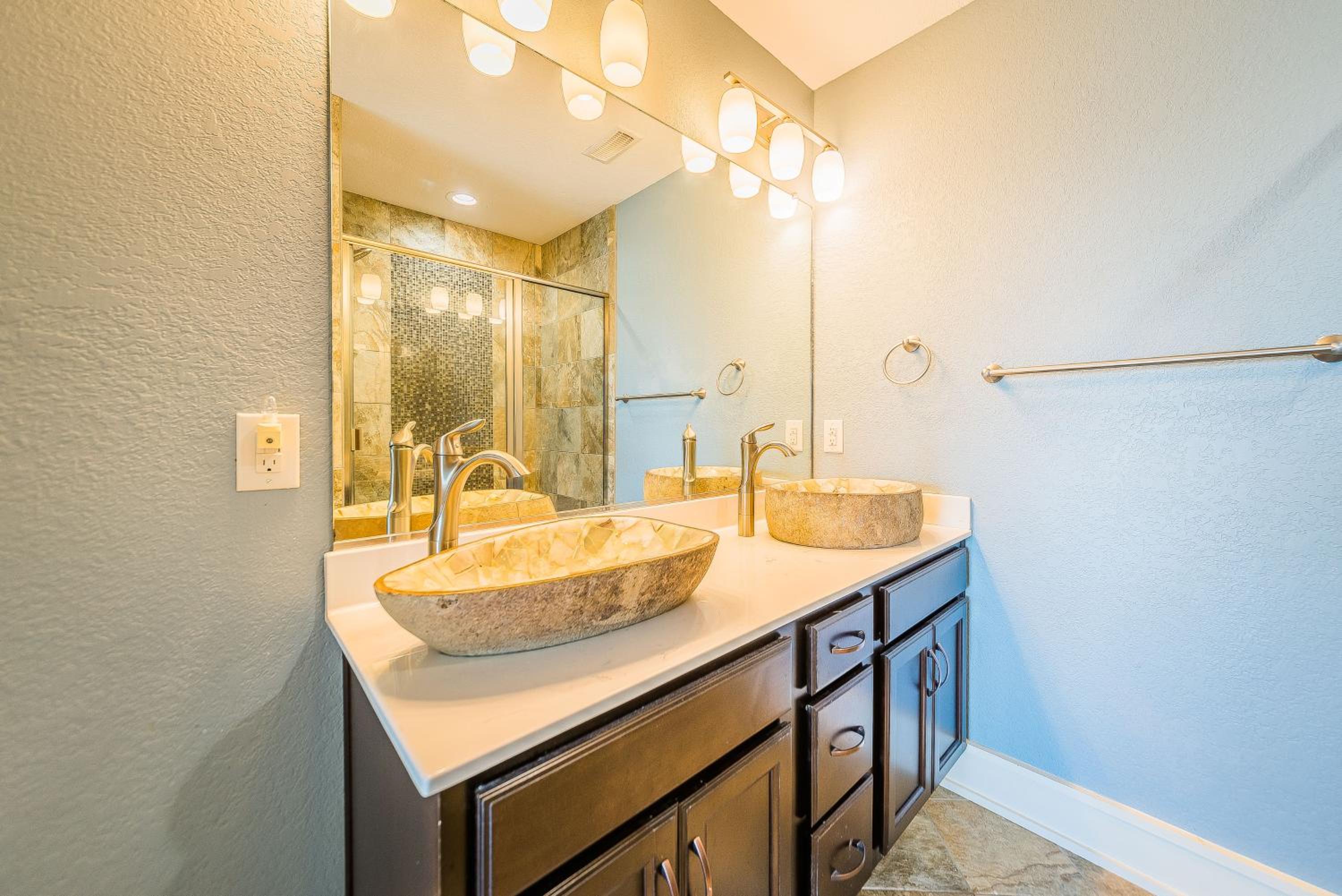 Outside-In - S Nags Head MP 18.5, Luxury Oceanfront, Elevator, Pool, Cabana, Home Theatre, Pets OK