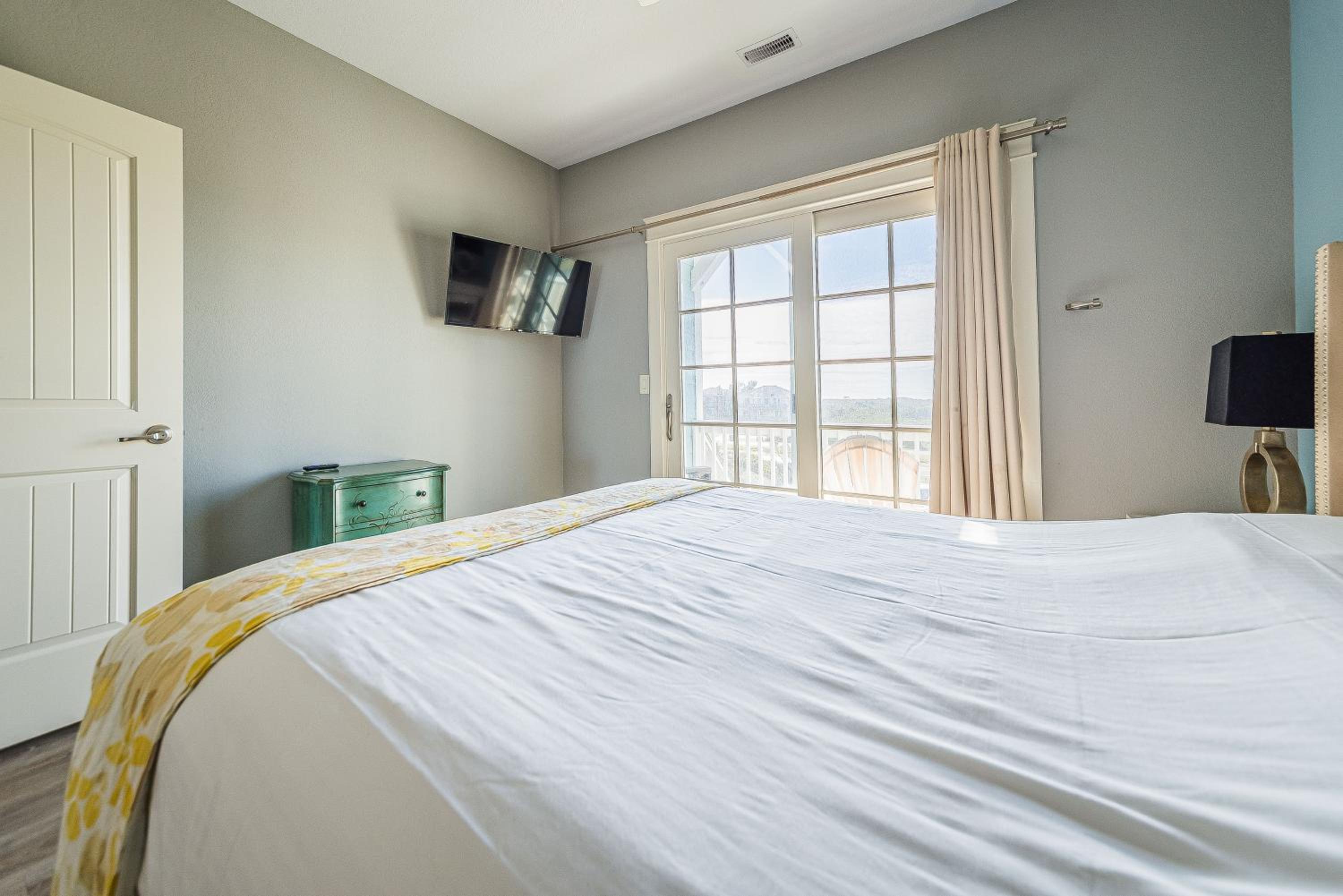 Outside-In - S Nags Head MP 18.5, Luxury Oceanfront, Elevator, Pool, Cabana, Home Theatre, Pets OK