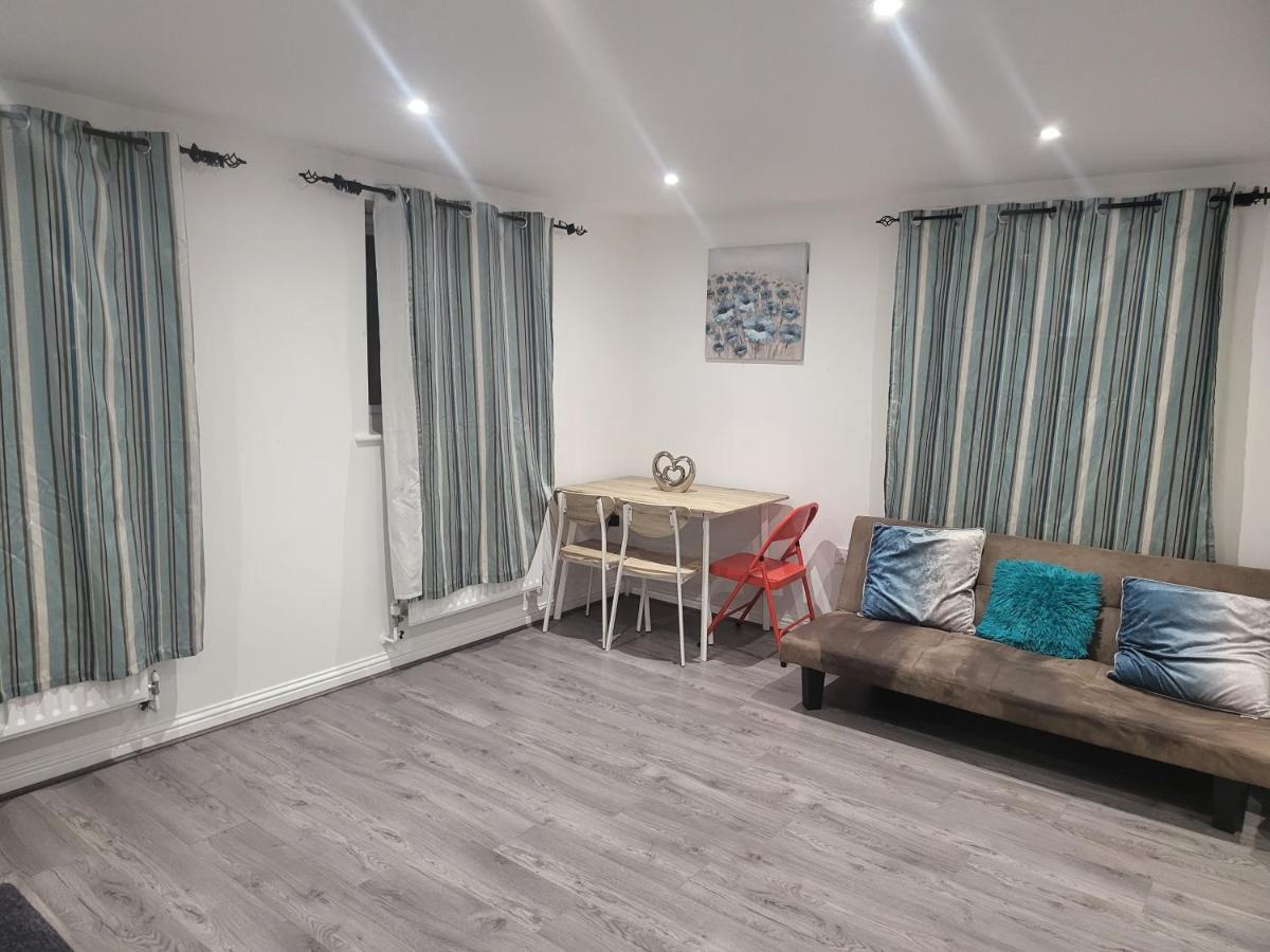 Vetrelax Basildon Crosse Apartment view 2