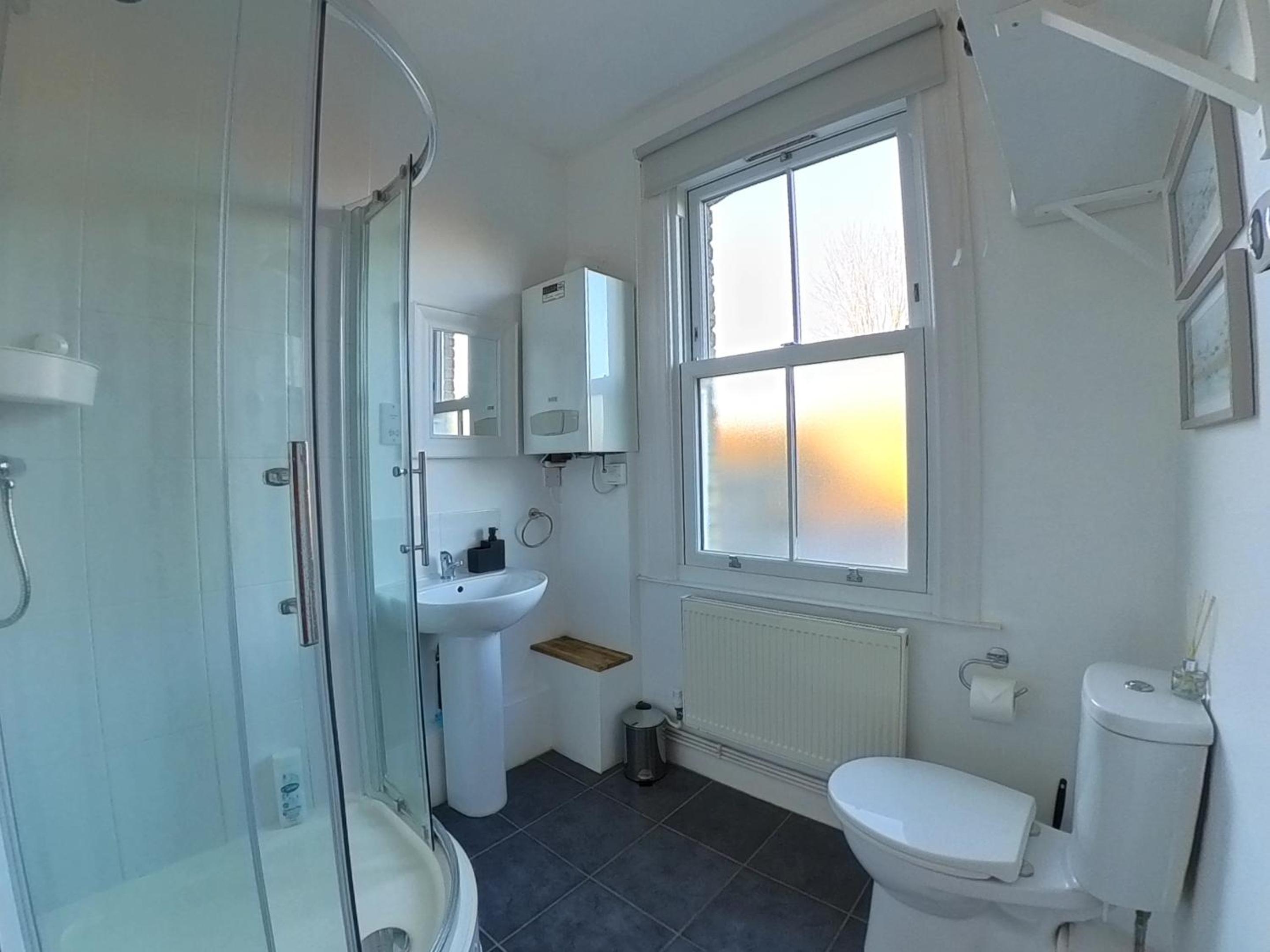 Basingstoke Vacations - The Ingleside Apartment - Property Image 11