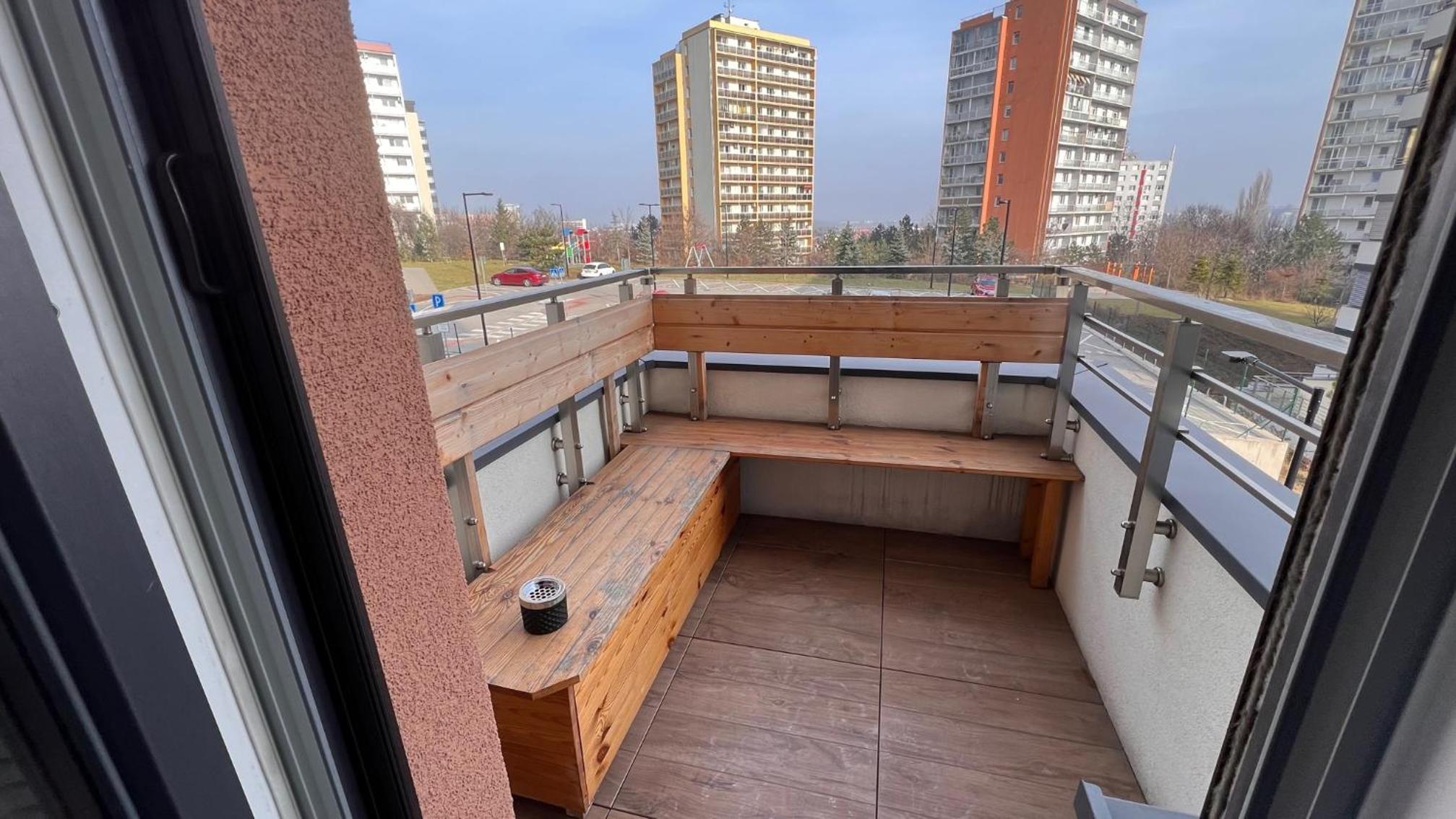 Air-conditioned, 2 room Apartment with balcony, new building Rača view 3