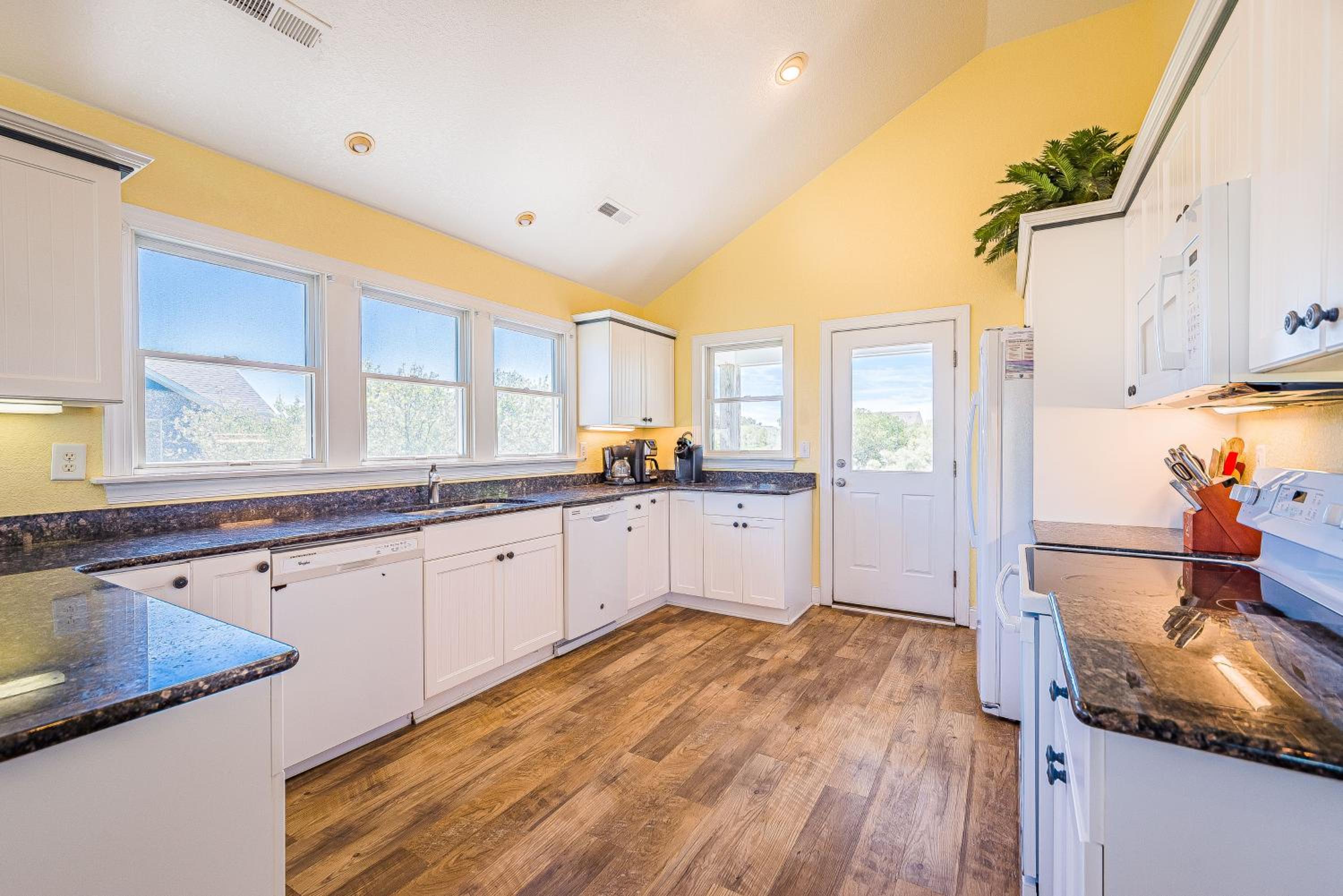 Allora - Corolla, Ocean Sands, 450 Yds to Beach, Pool, Hot Tub, Pool Table, Gas Fireplace, Pets OK