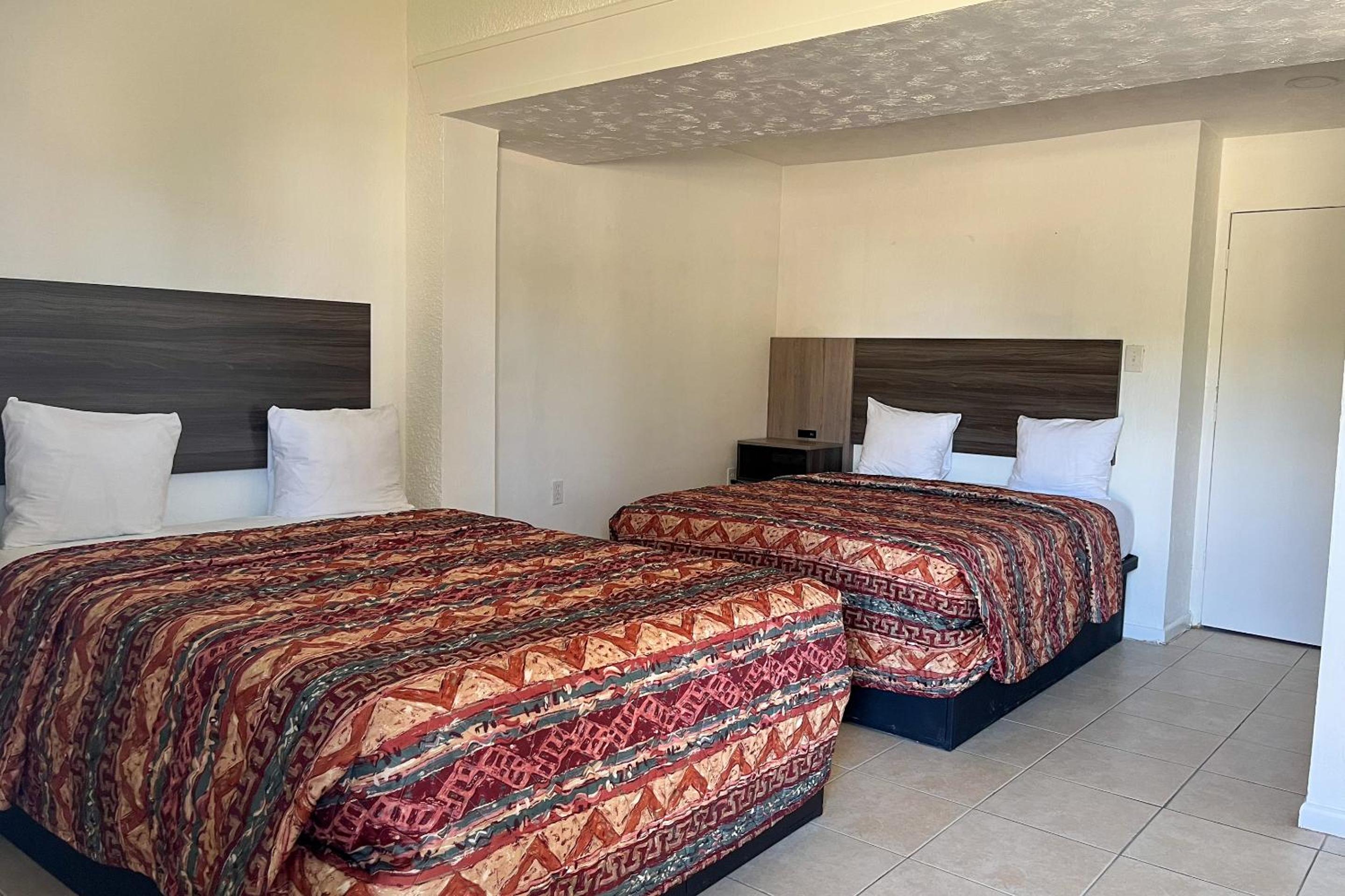 Captain's Table Hotel by Everglades Adventures view 2