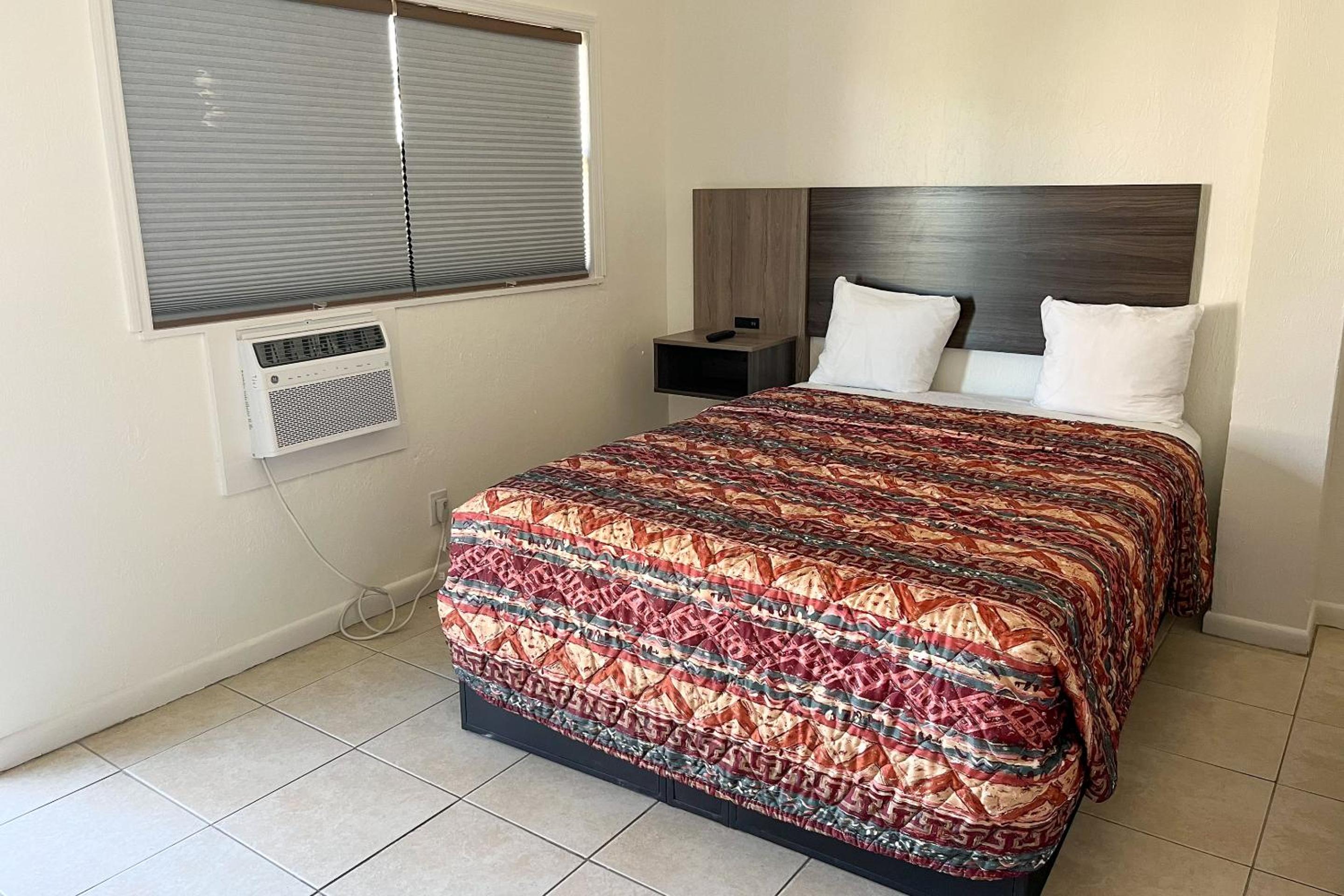 Captain's Table Hotel by Everglades Adventures view 3
