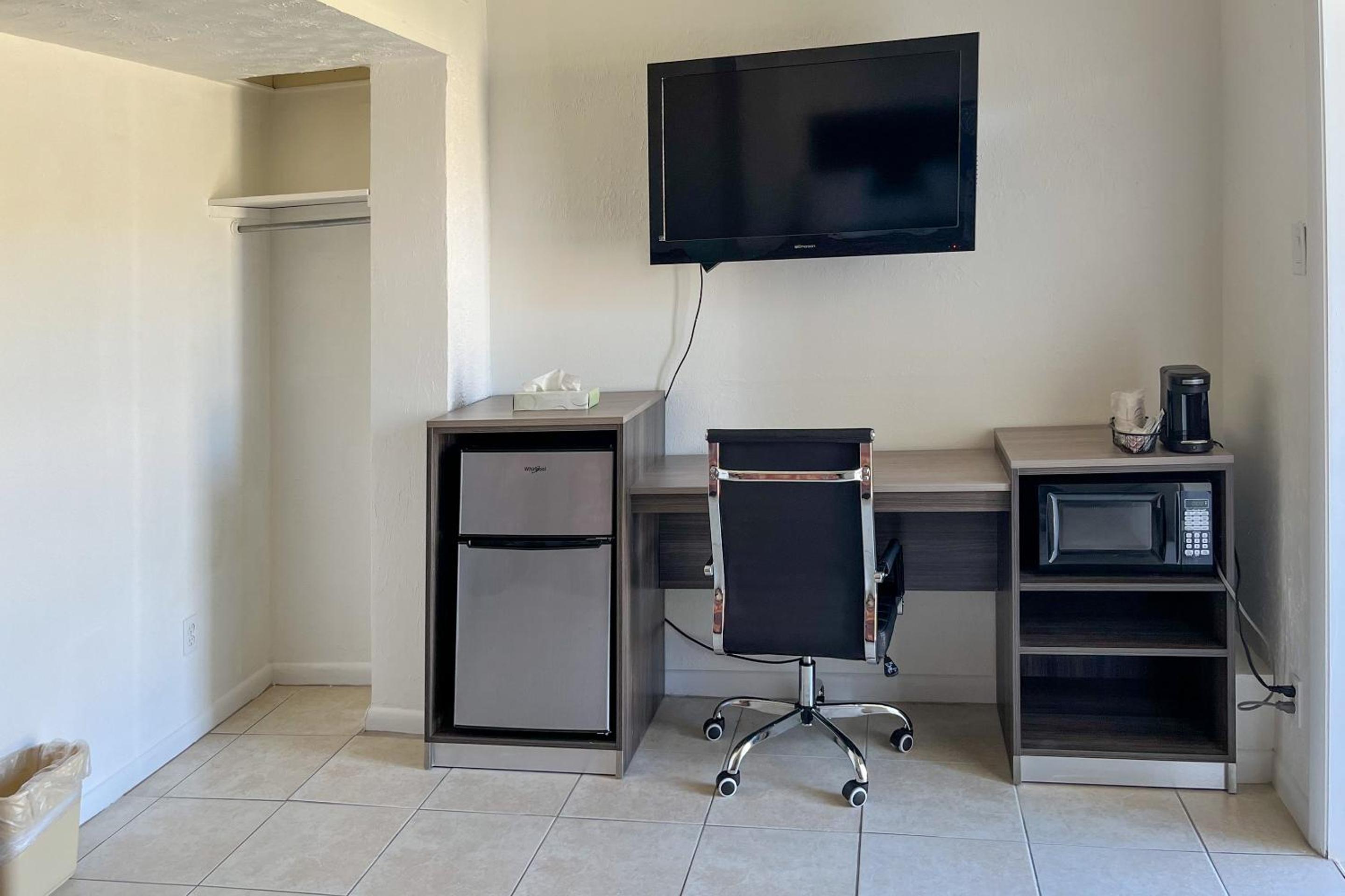 Captain's Table Hotel by Everglades Adventures view 4