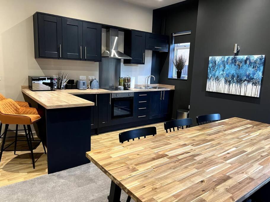 Spacious 3 Bed Apartment Sleeps 8 Parking Garden in Loughborough view 2