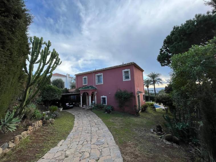 Luxurious Villa 6 Min from Beach with Sea Views