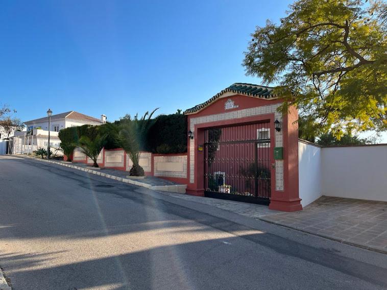 Luxurious Villa 6 Min from Beach with Sea Views