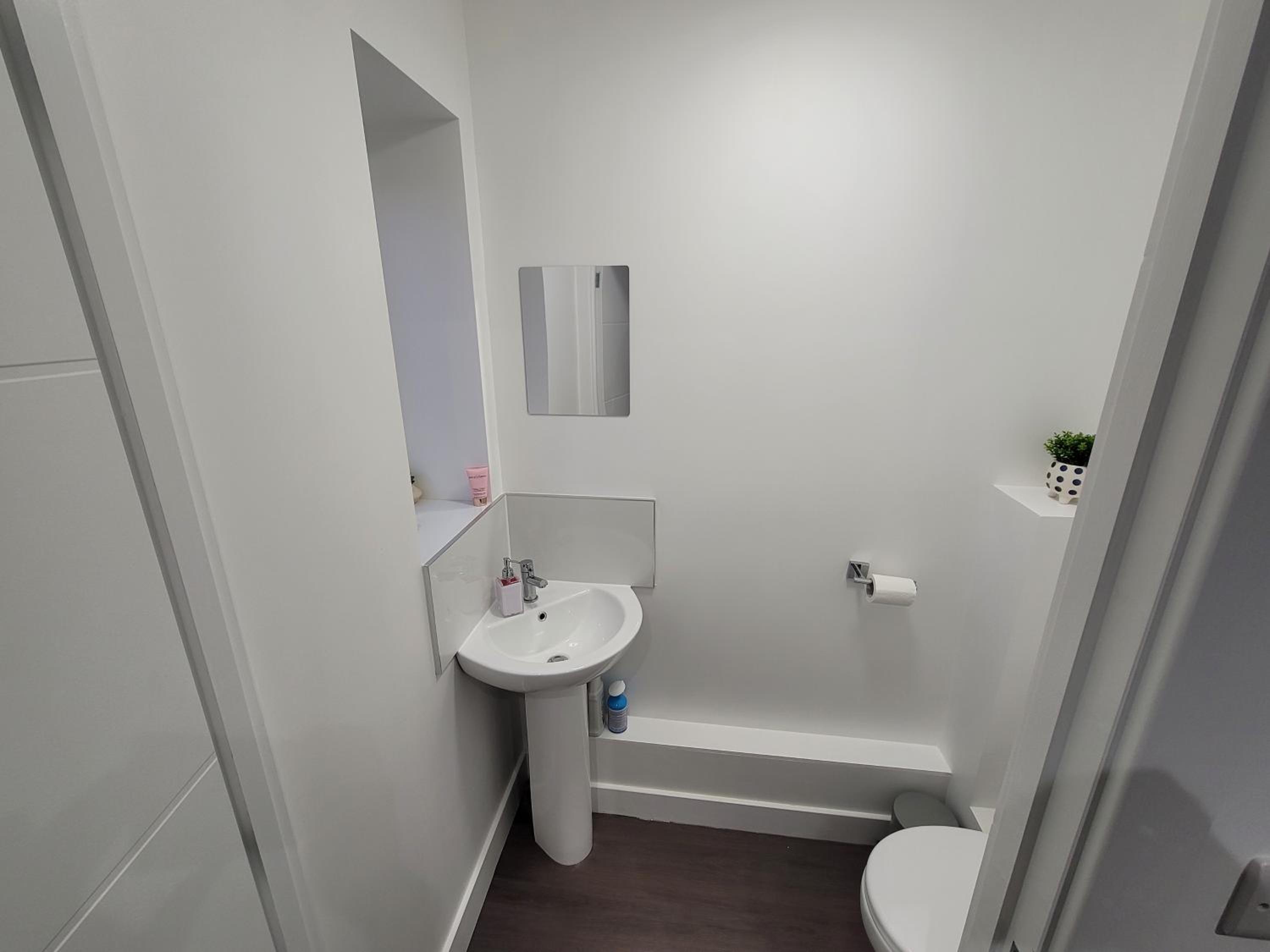 New build home with WI-FI, Smart TV, dedicated office floor, large terrace and Free parking view 5