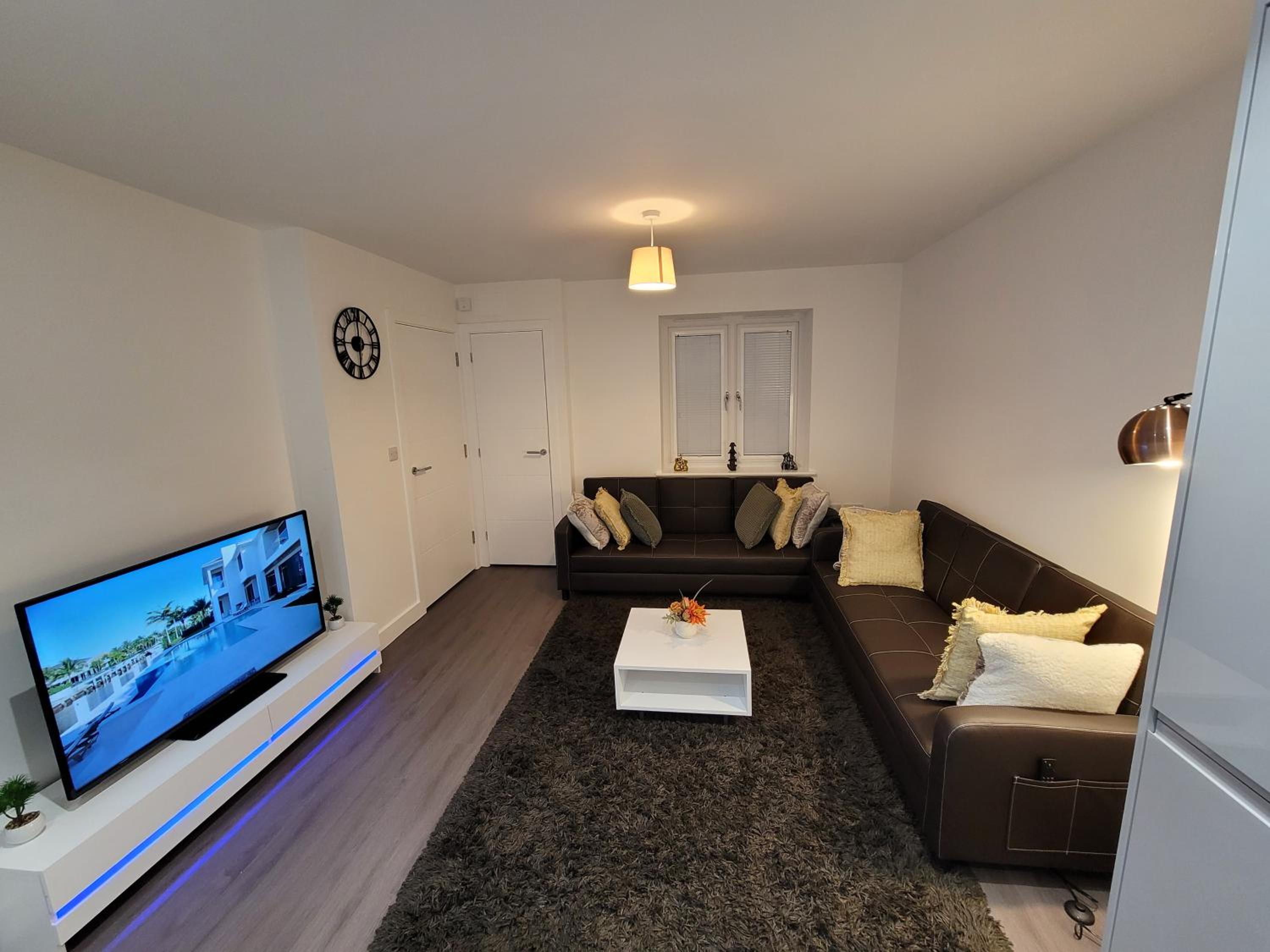 New build home with WI-FI, Smart TV, dedicated office floor, large terrace and Free parking view 4