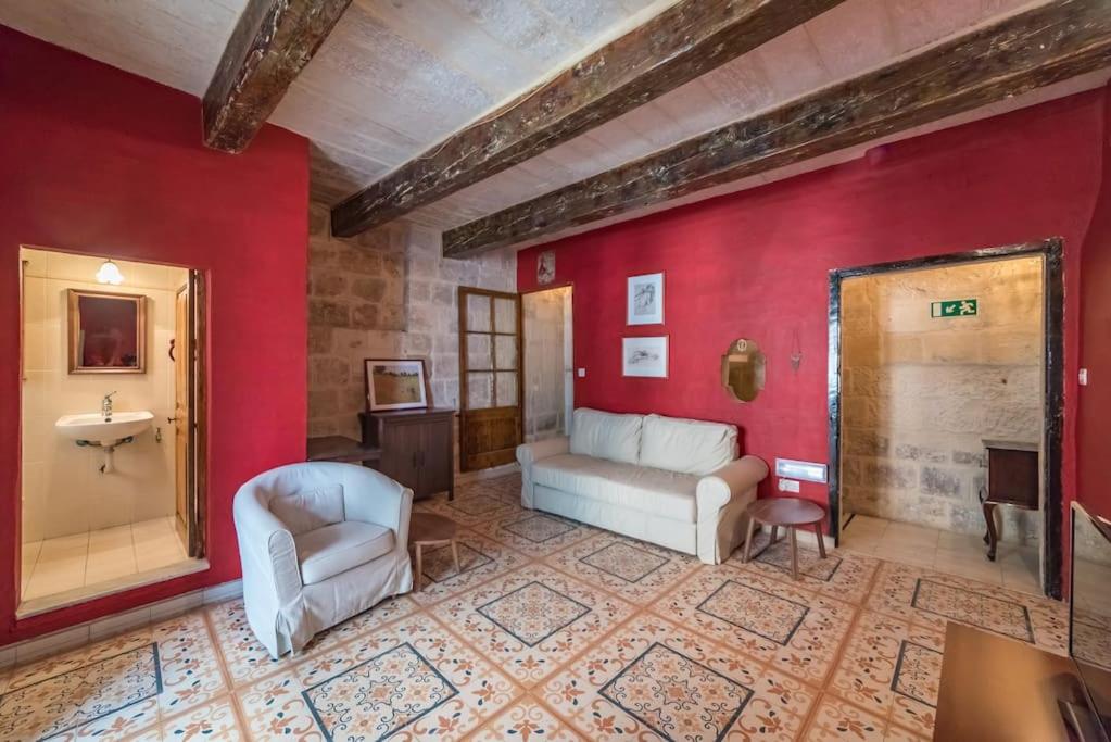 Juliana's unique Townhouse by Vallettastay view 2