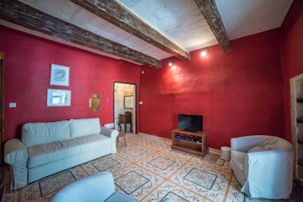 Juliana's unique Townhouse by Vallettastay view 3
