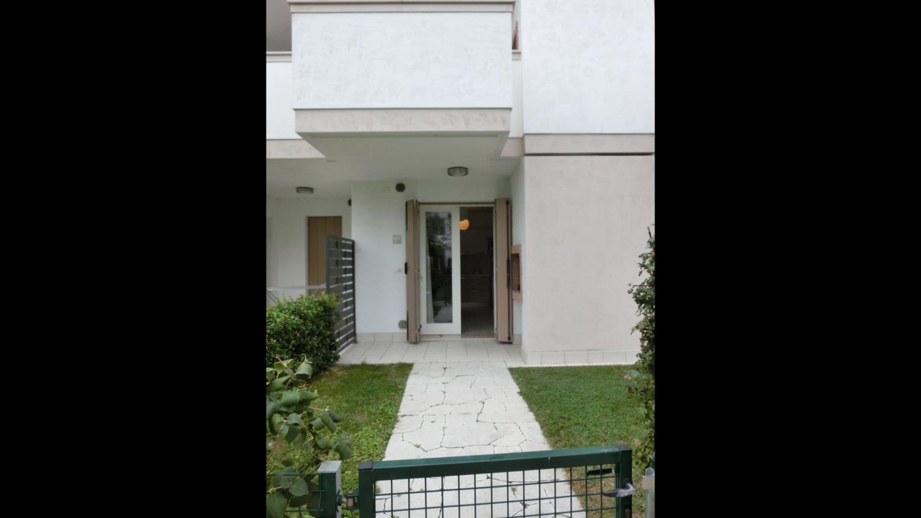 Lovely flat wiht enclosed garden and fireplace view 4