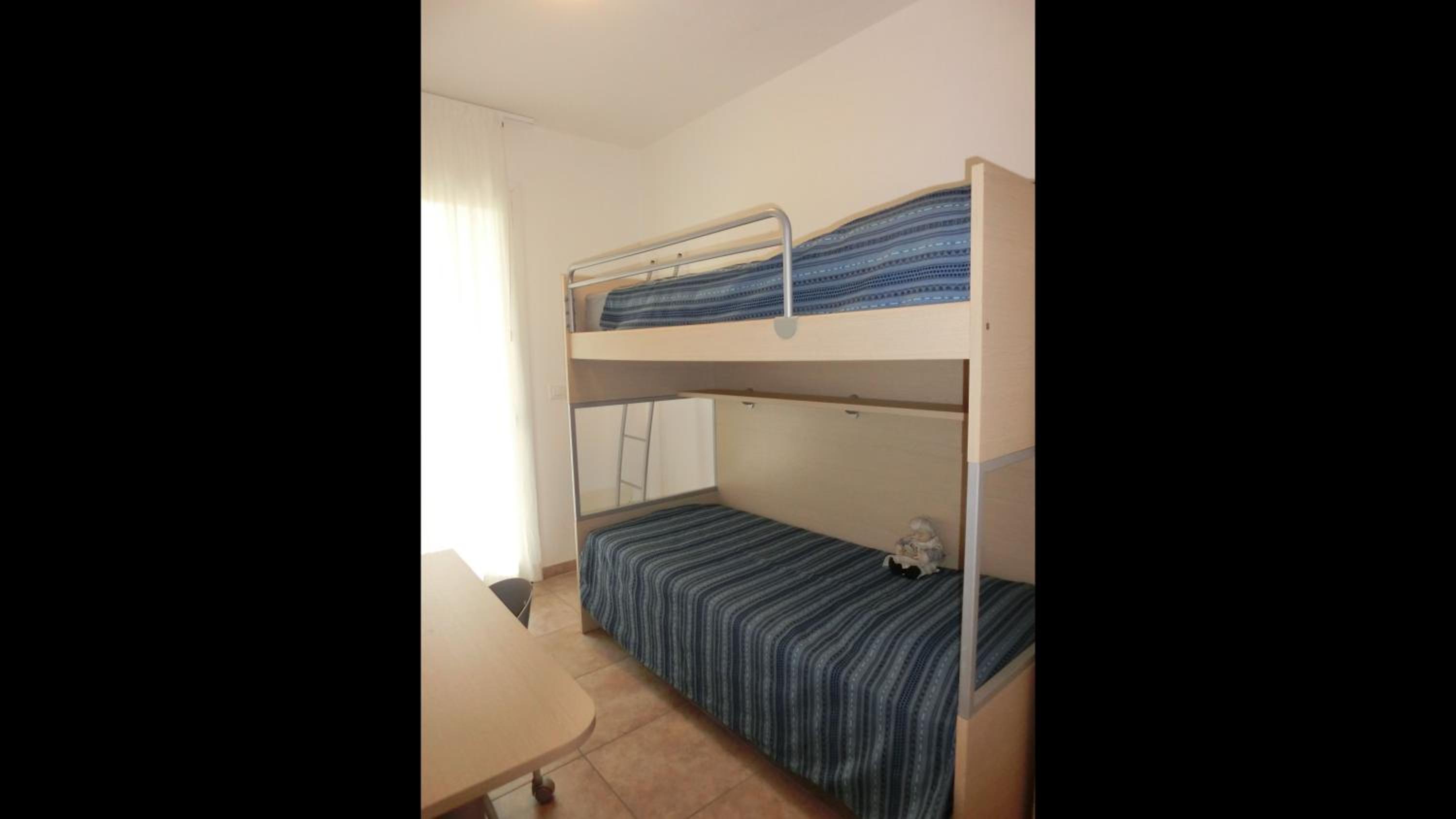 Homely flat with private garden and common pool view 5