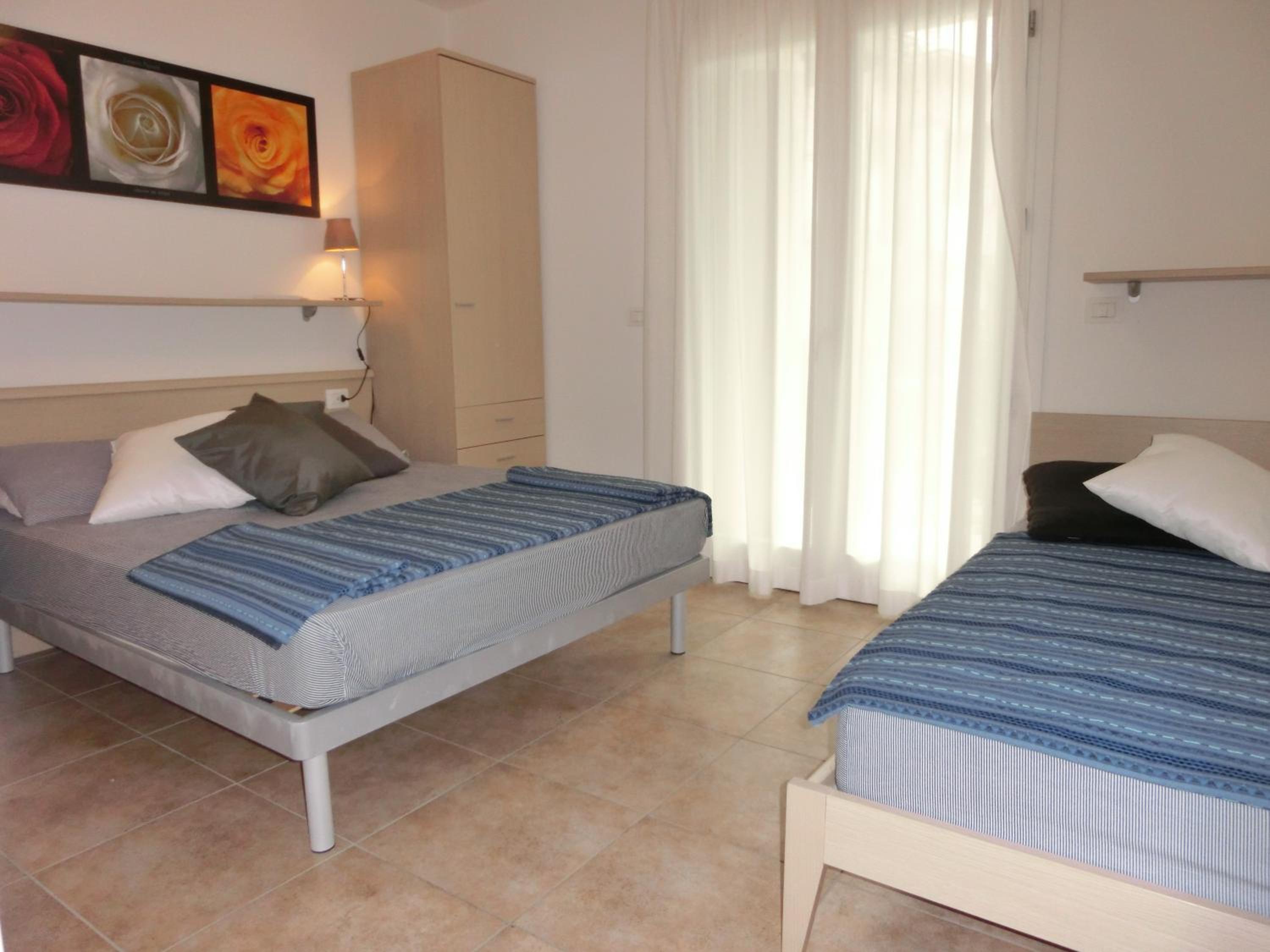 Homely flat with private garden and common pool view 4