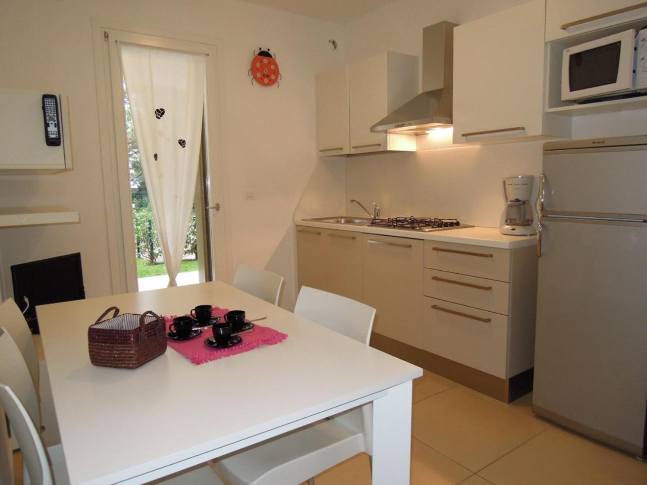 Lovely ground-floor apartment with fenced garden view 3