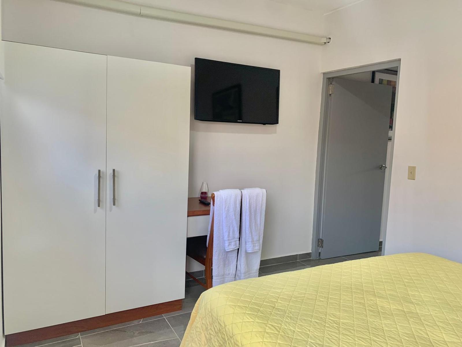 1 Bed Apartment Sleeps 2 - Pool Parking Wifi