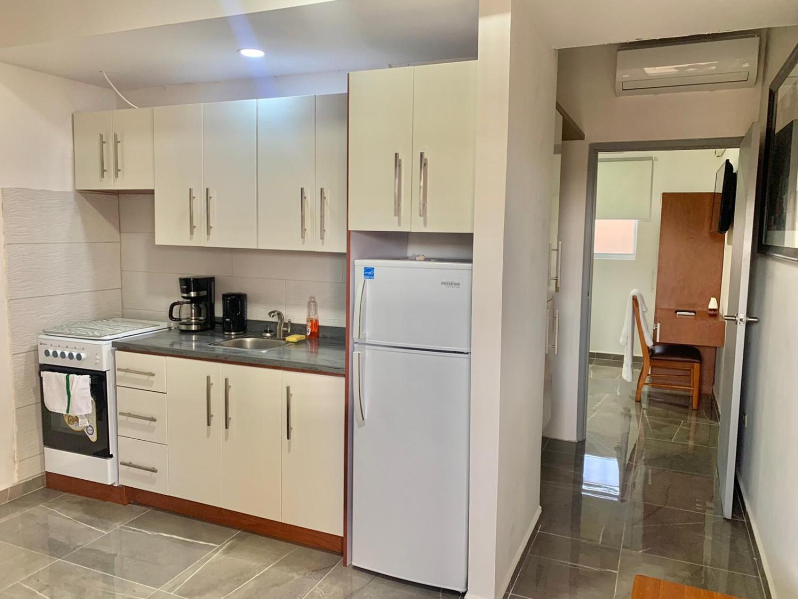 1 Bed Apartment Sleeps 2 - Pool Parking Wifi