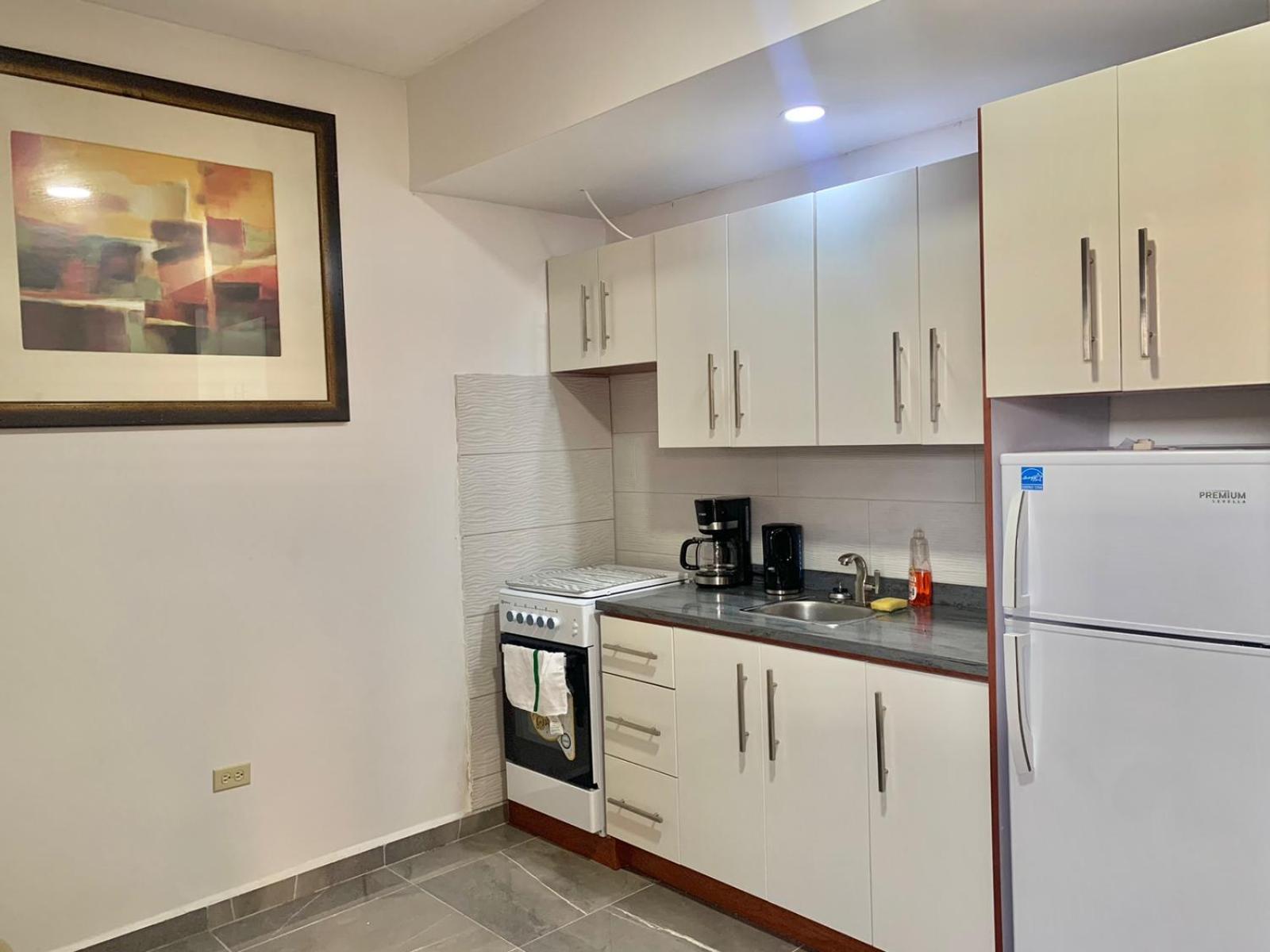 1 Bed Apartment Sleeps 2 - Pool Parking Wifi