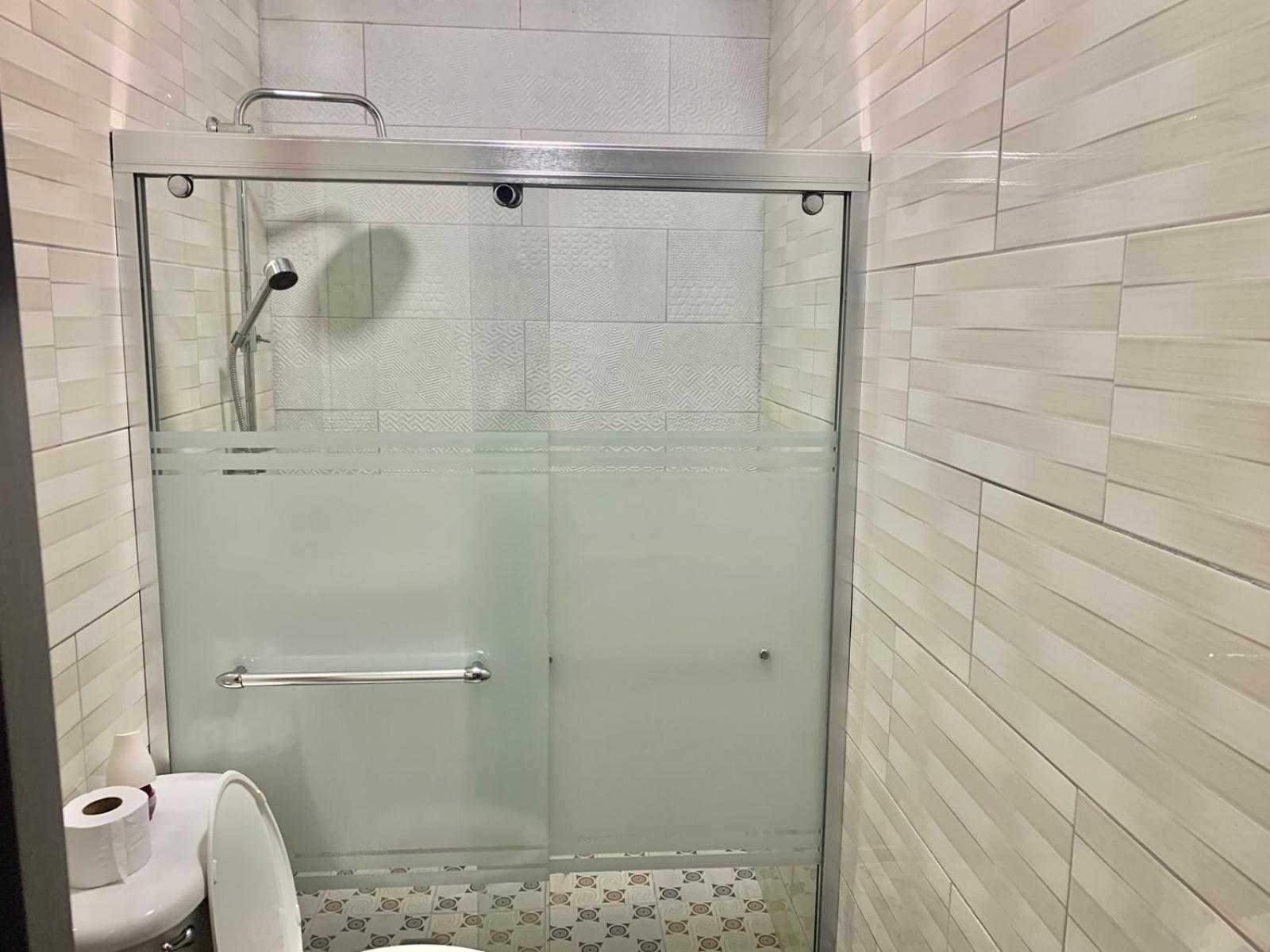 1 Bed Apartment Sleeps 2 - Pool Parking Wifi