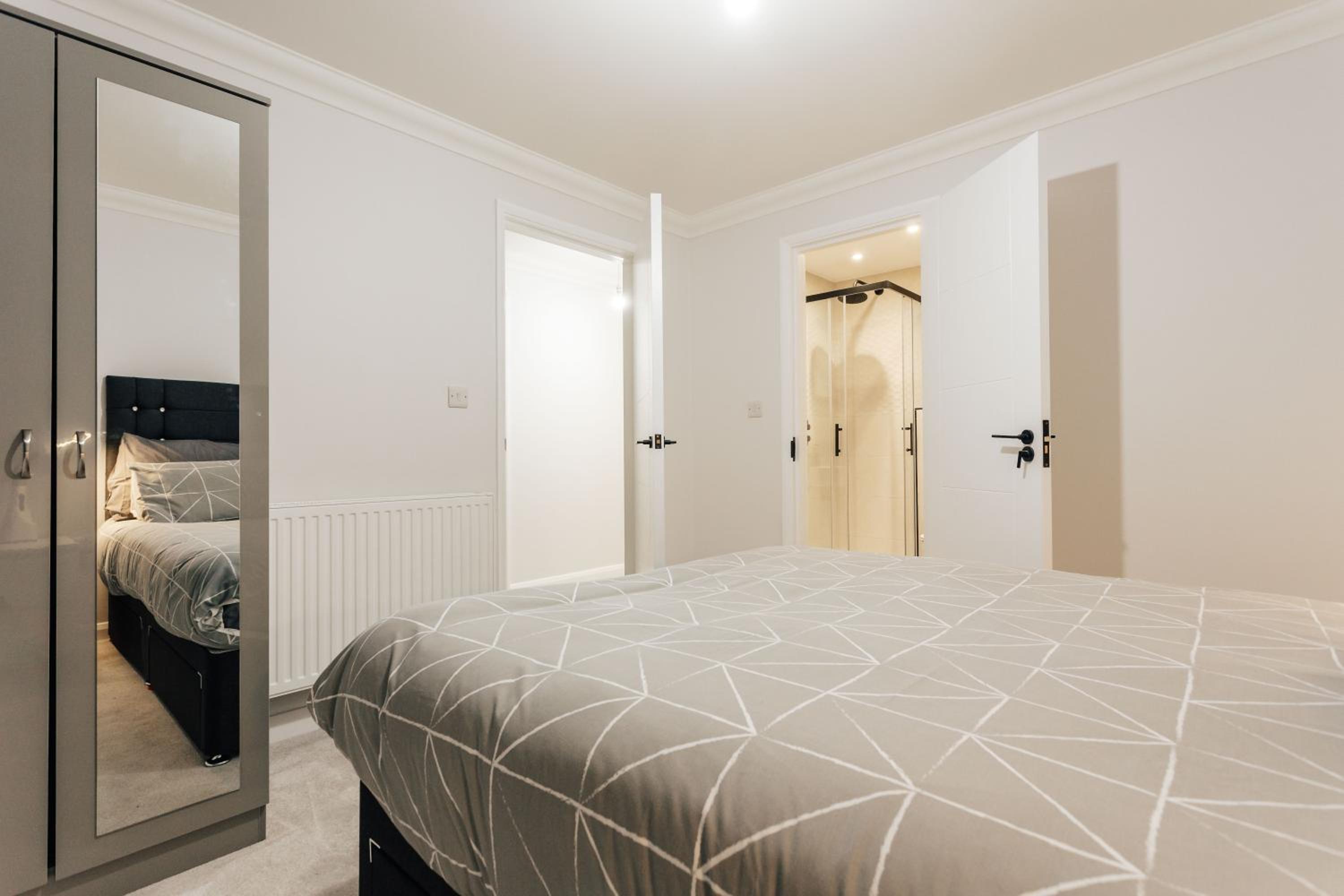 Modern Peaceful Flat in Town view 5