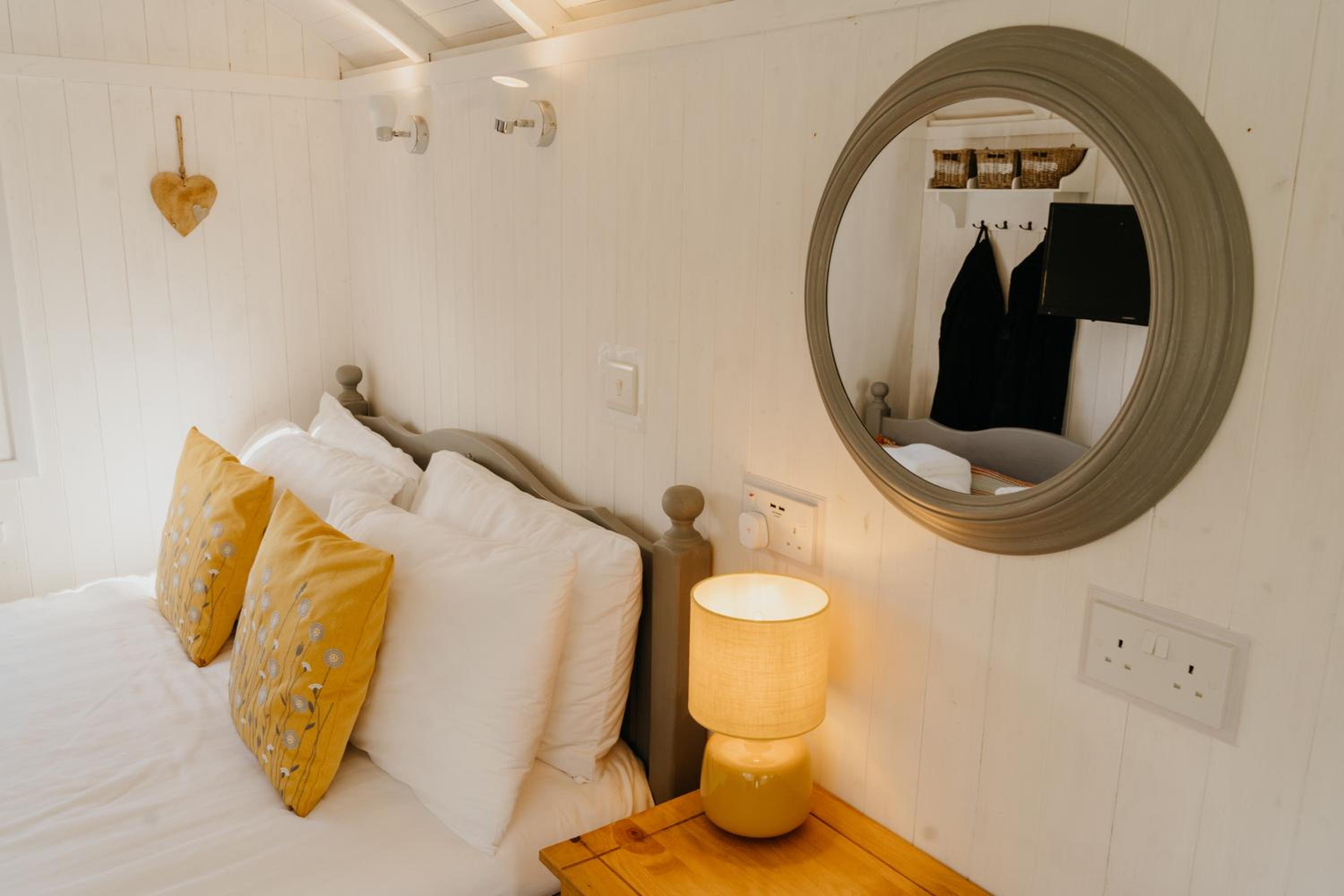 Little England Retreats - Cottage, Yurt and Shepherd Huts