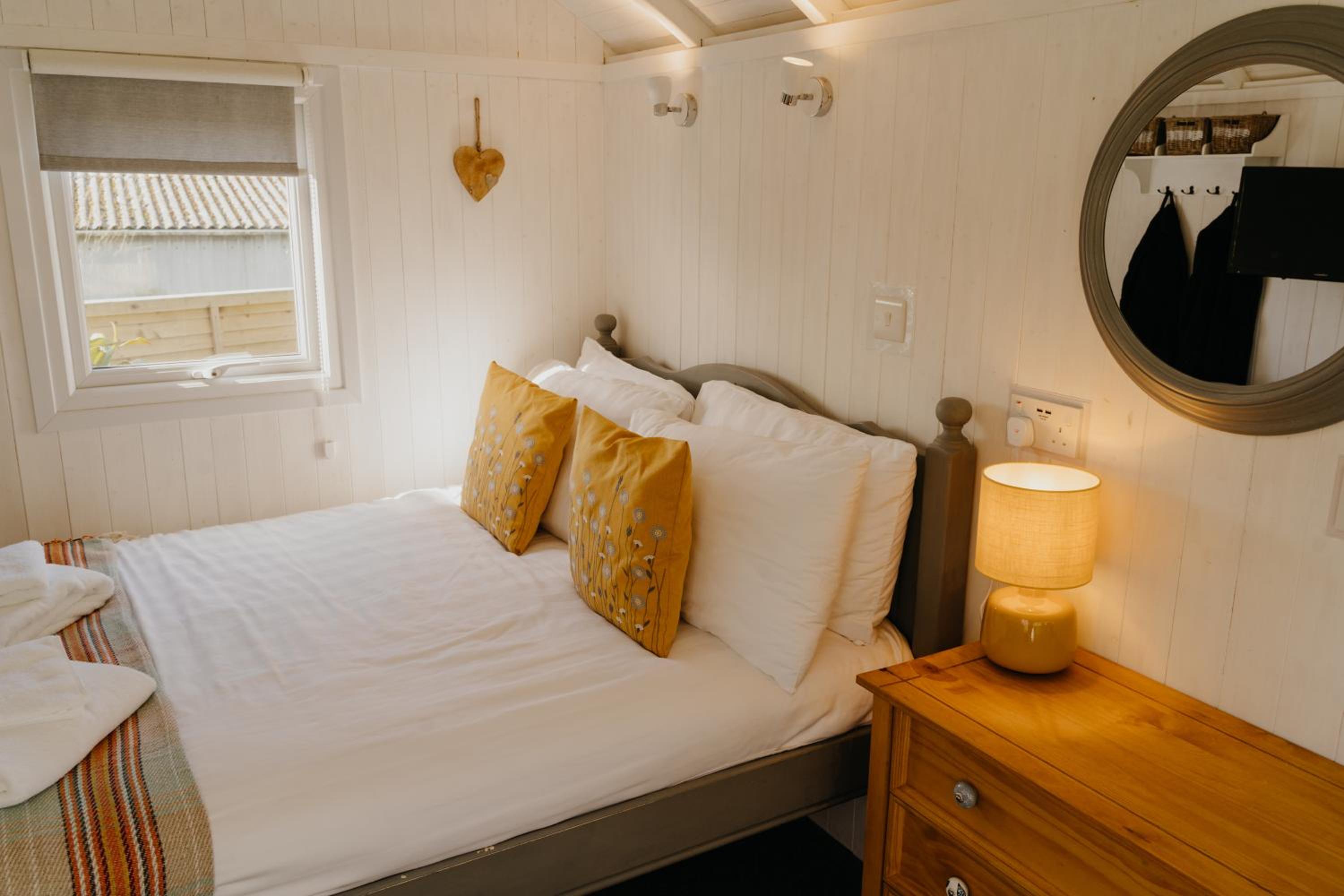 Little England Retreats - Cottage, Yurt and Shepherd Huts
