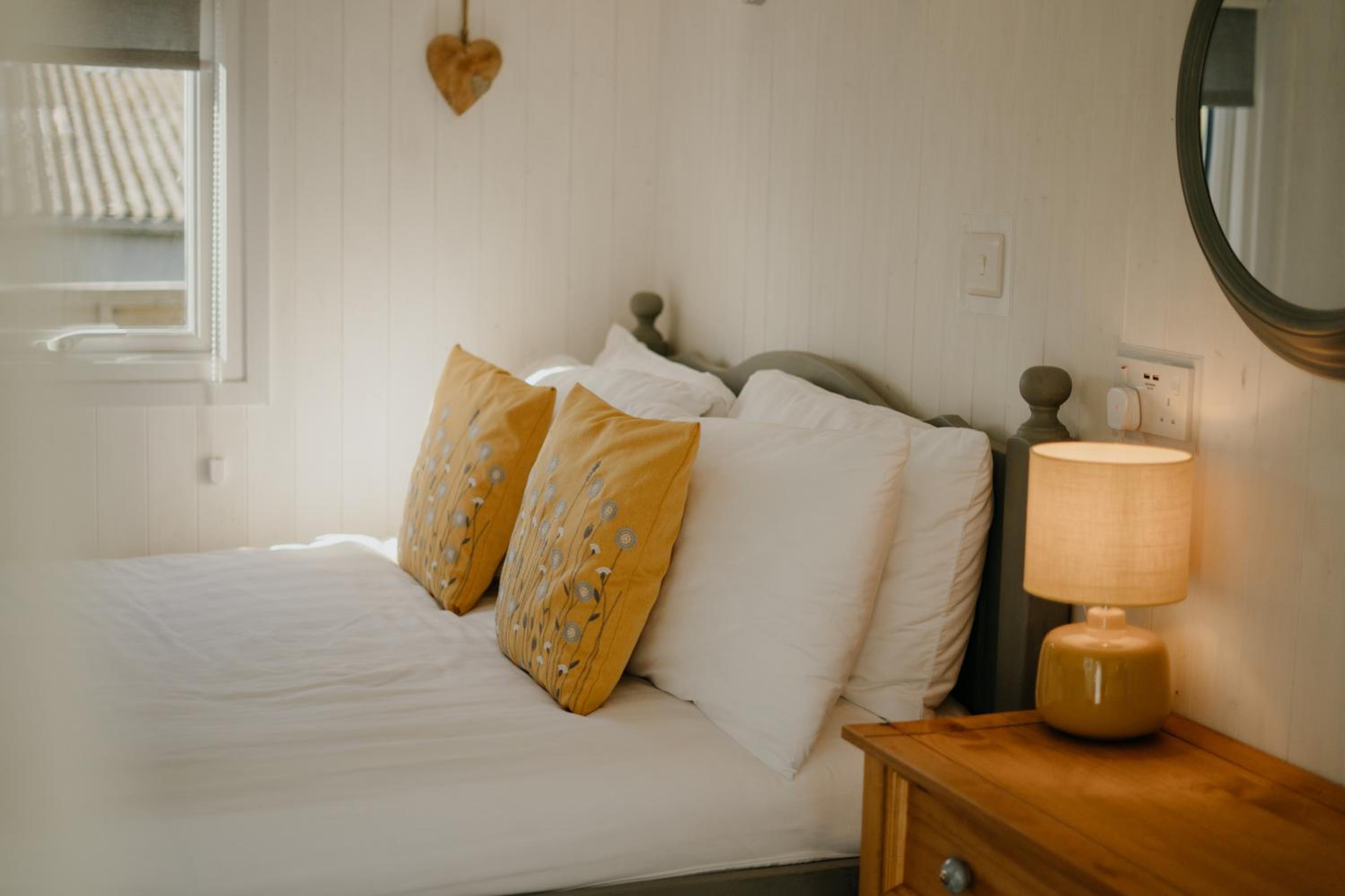 Little England Retreats - Cottage, Yurt and Shepherd Huts