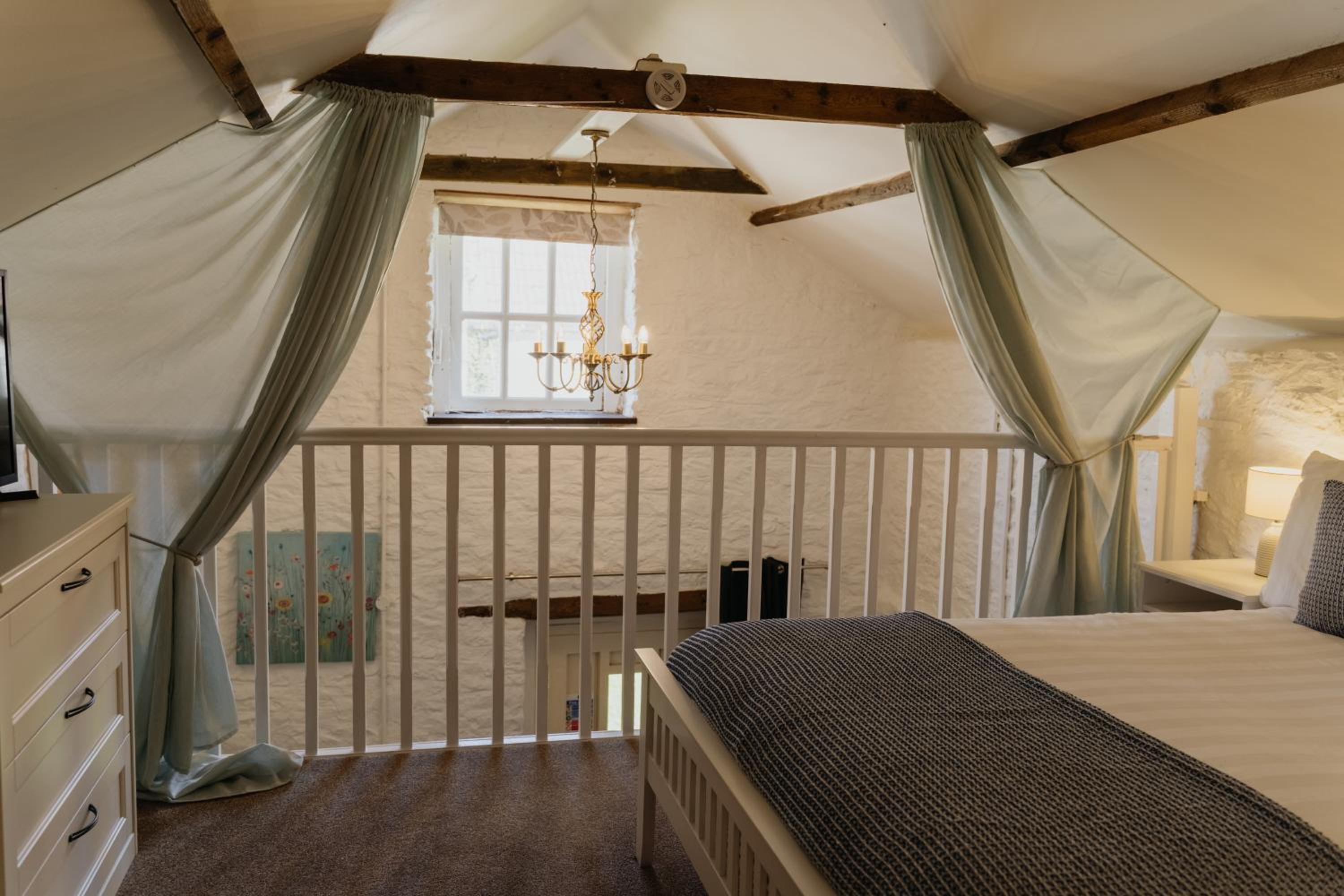 Little England Retreats - Cottage, Yurt and Shepherd Huts