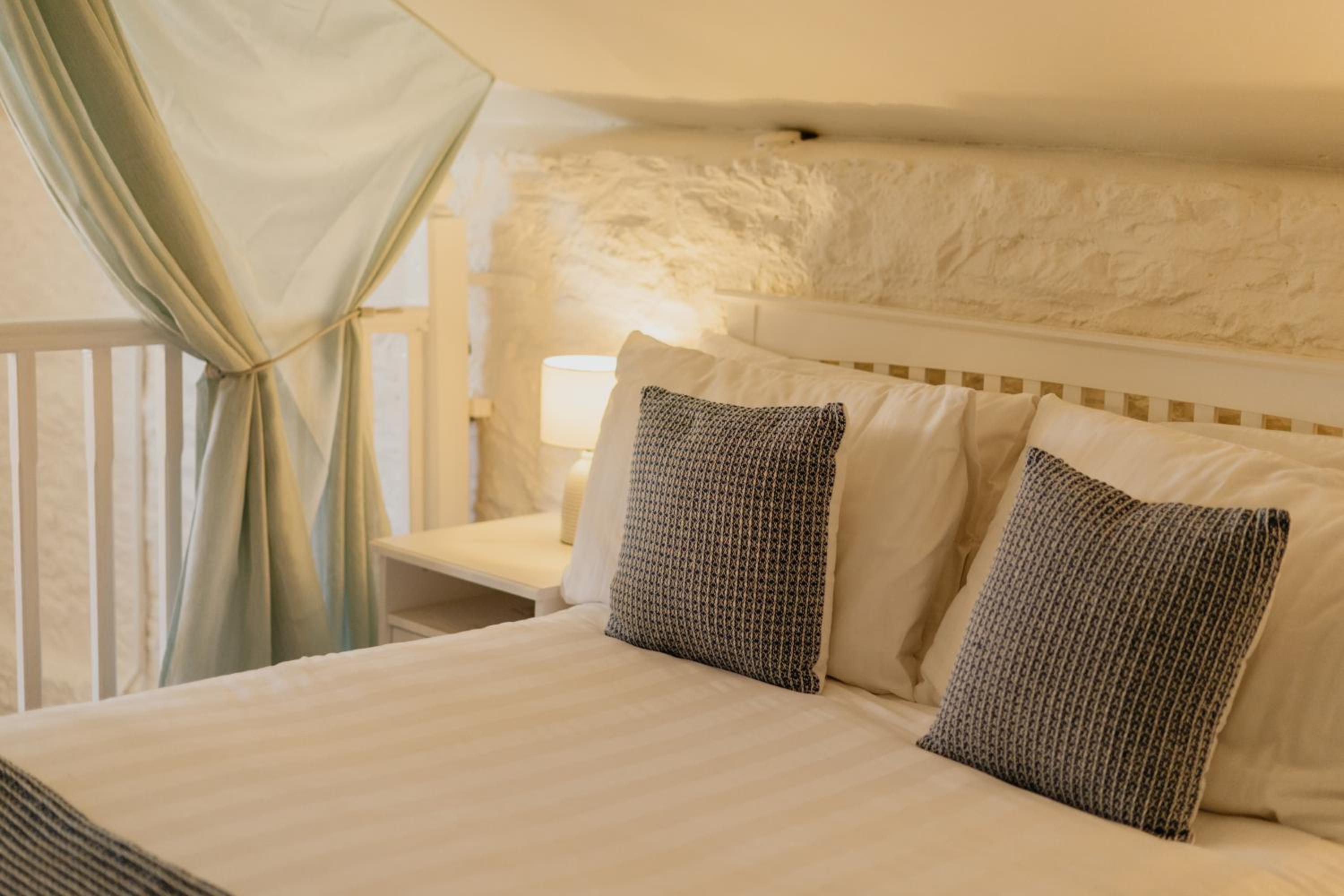 Little England Retreats - Cottage, Yurt and Shepherd Huts