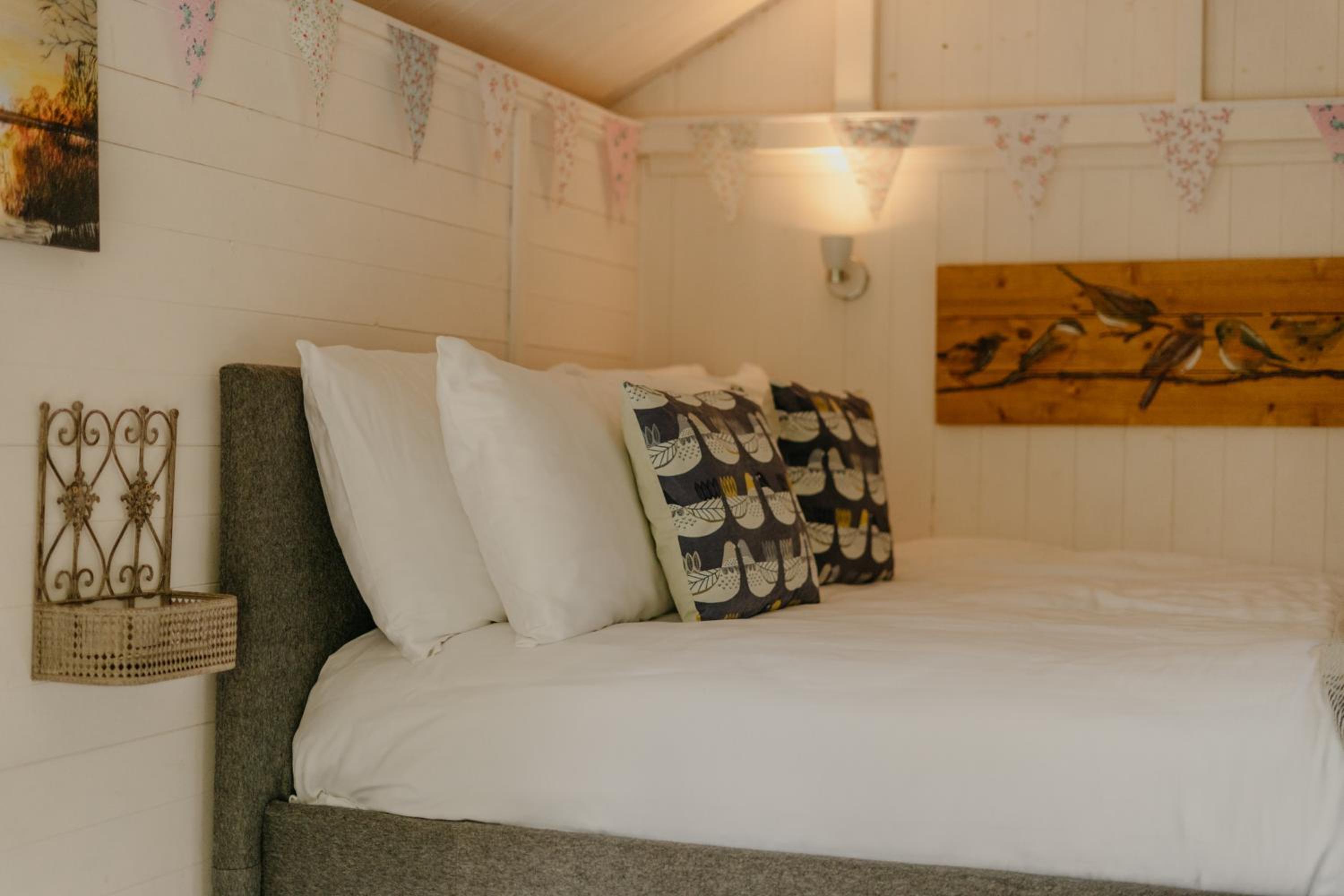 Little England Retreats - Cottage, Yurt and Shepherd Huts