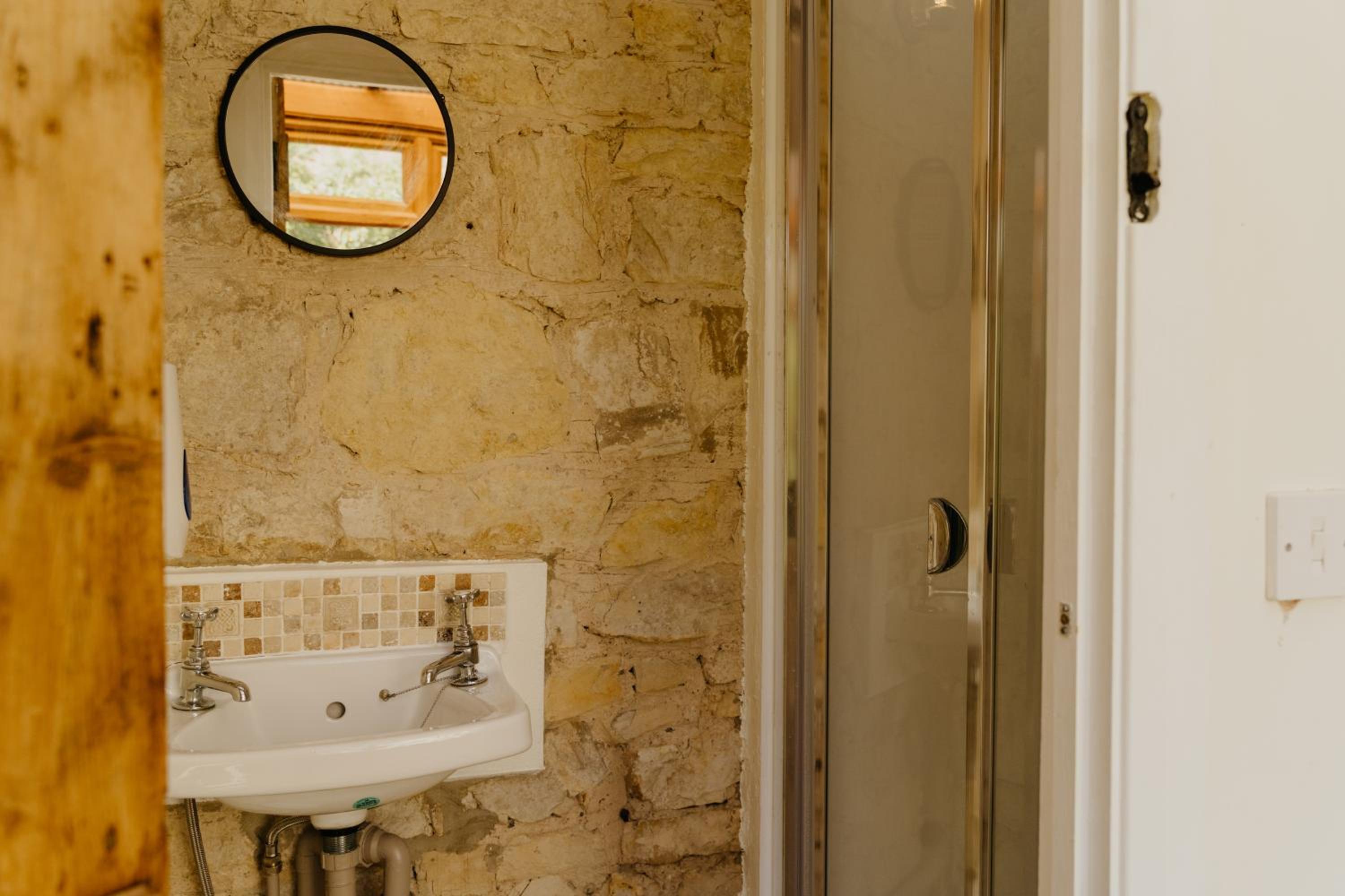 Little England Retreats - Cottage, Yurt and Shepherd Huts