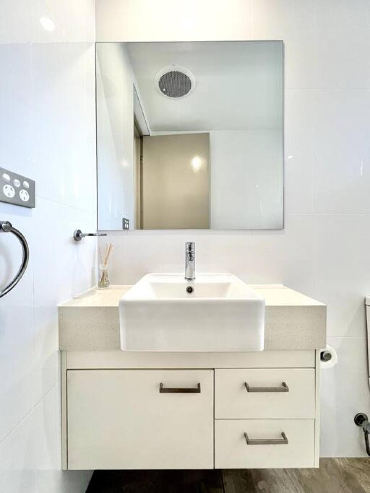 6Apt Beautifully renovated on Hastings Street