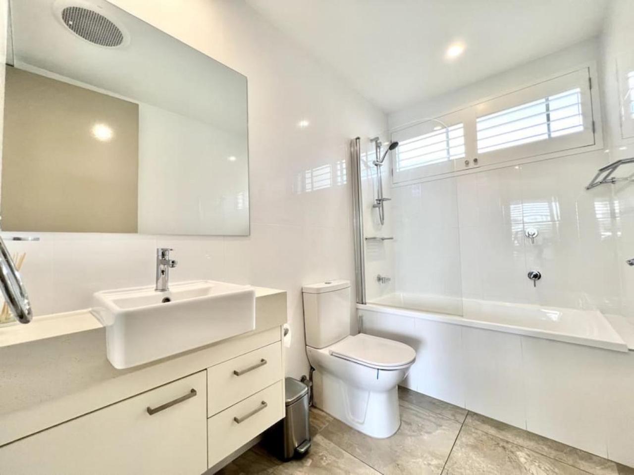 6Apt Beautifully renovated on Hastings Street