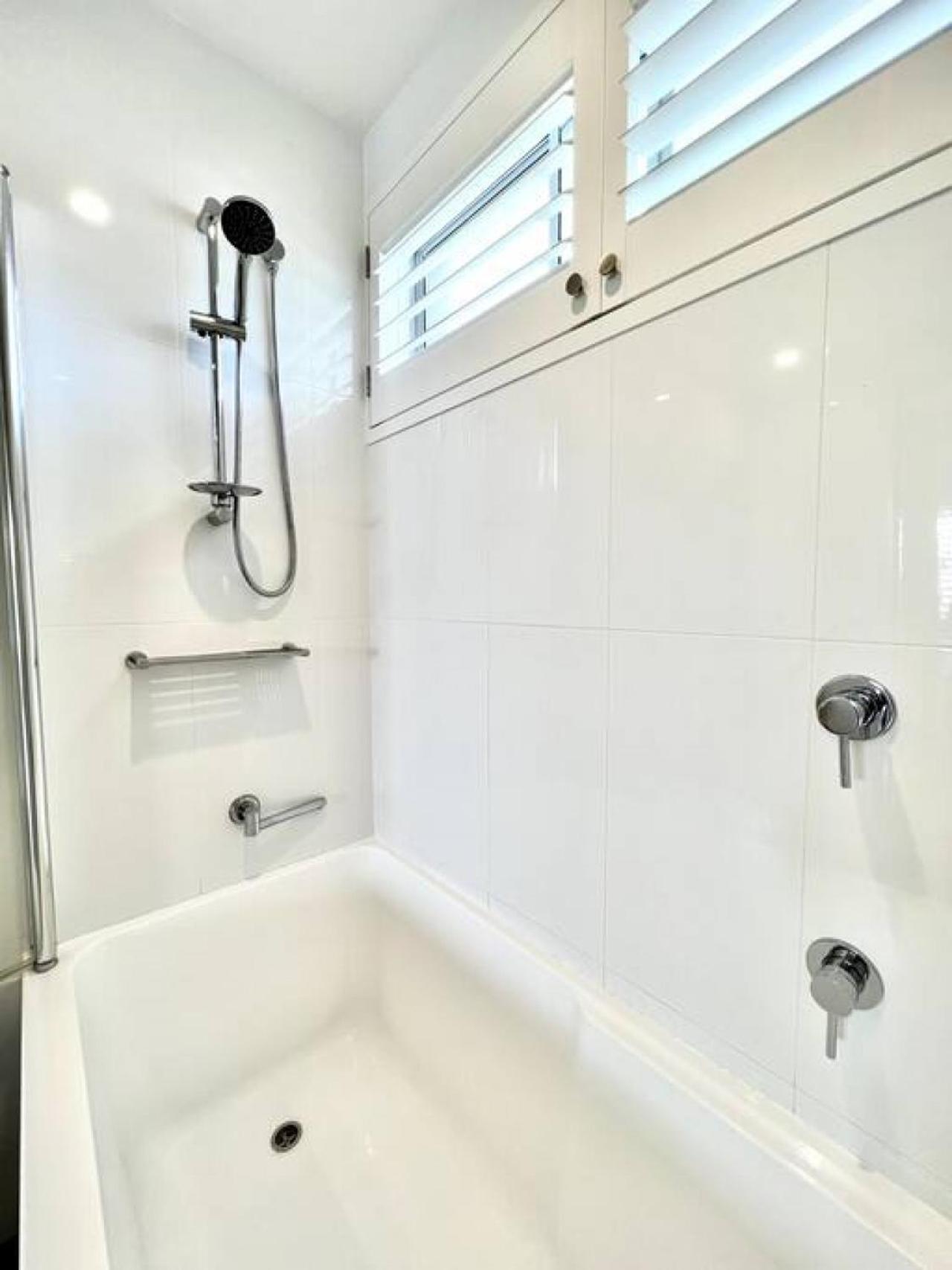 6Apt Beautifully renovated on Hastings Street