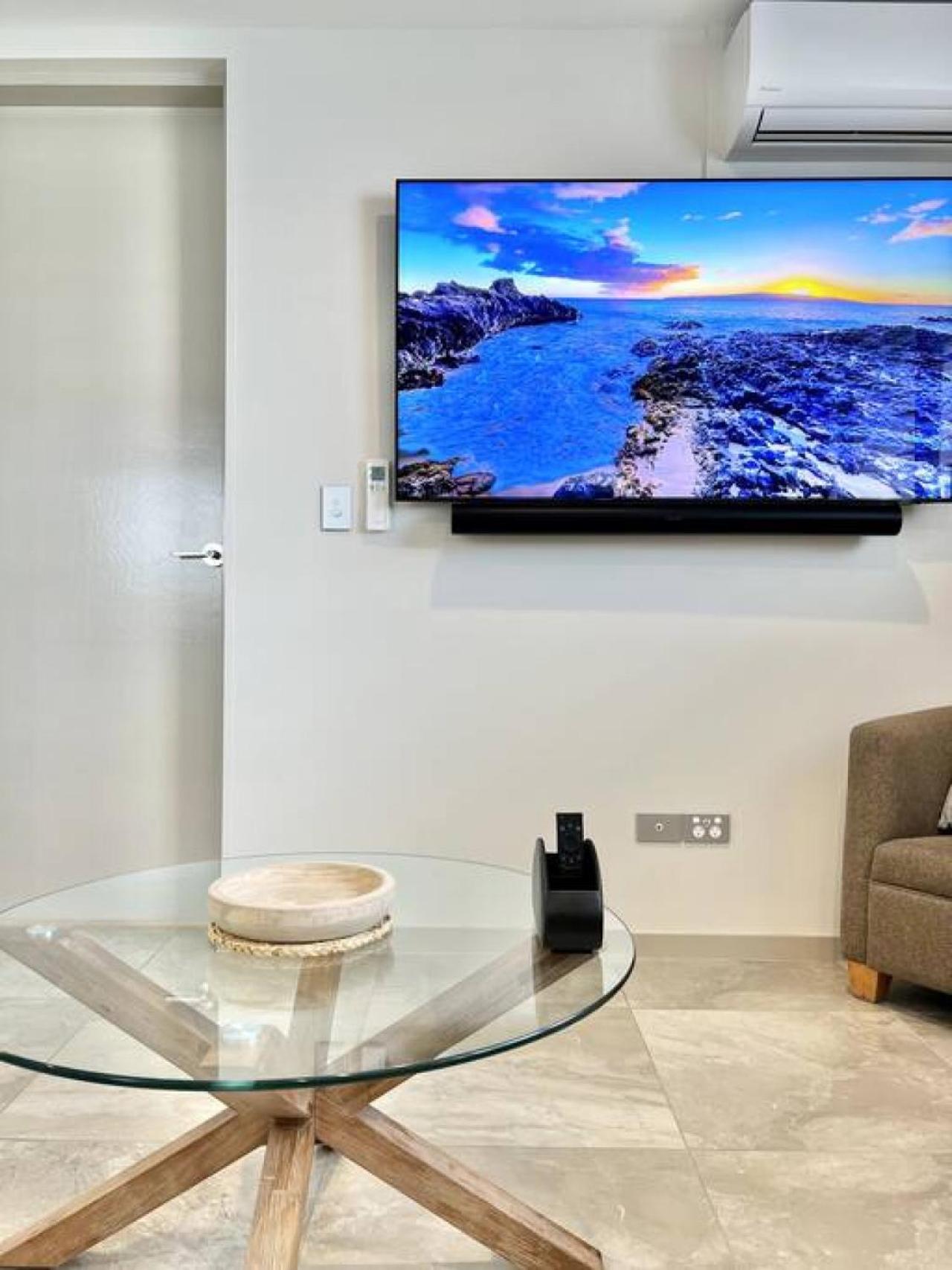 6Apt Beautifully renovated on Hastings Street
