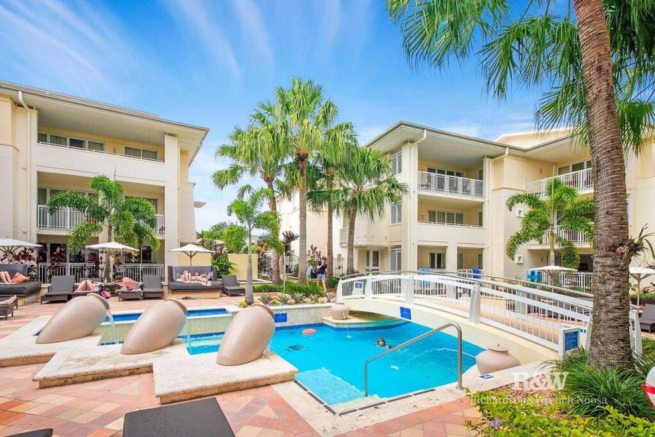 231 Lovely North Facing 2 Bedroom metres to Main Beach