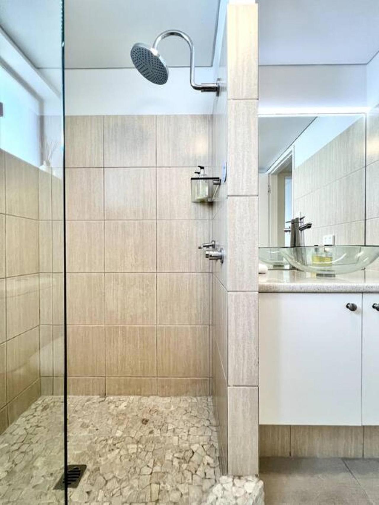 8NA Lovely 2 bedroom on Noosa Parade