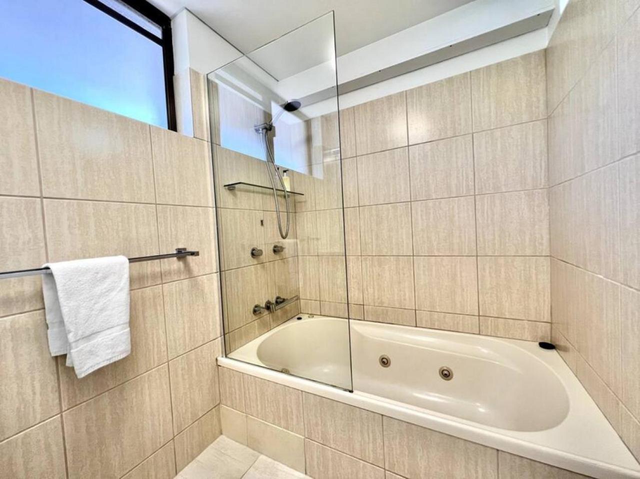 8NA Lovely 2 bedroom on Noosa Parade